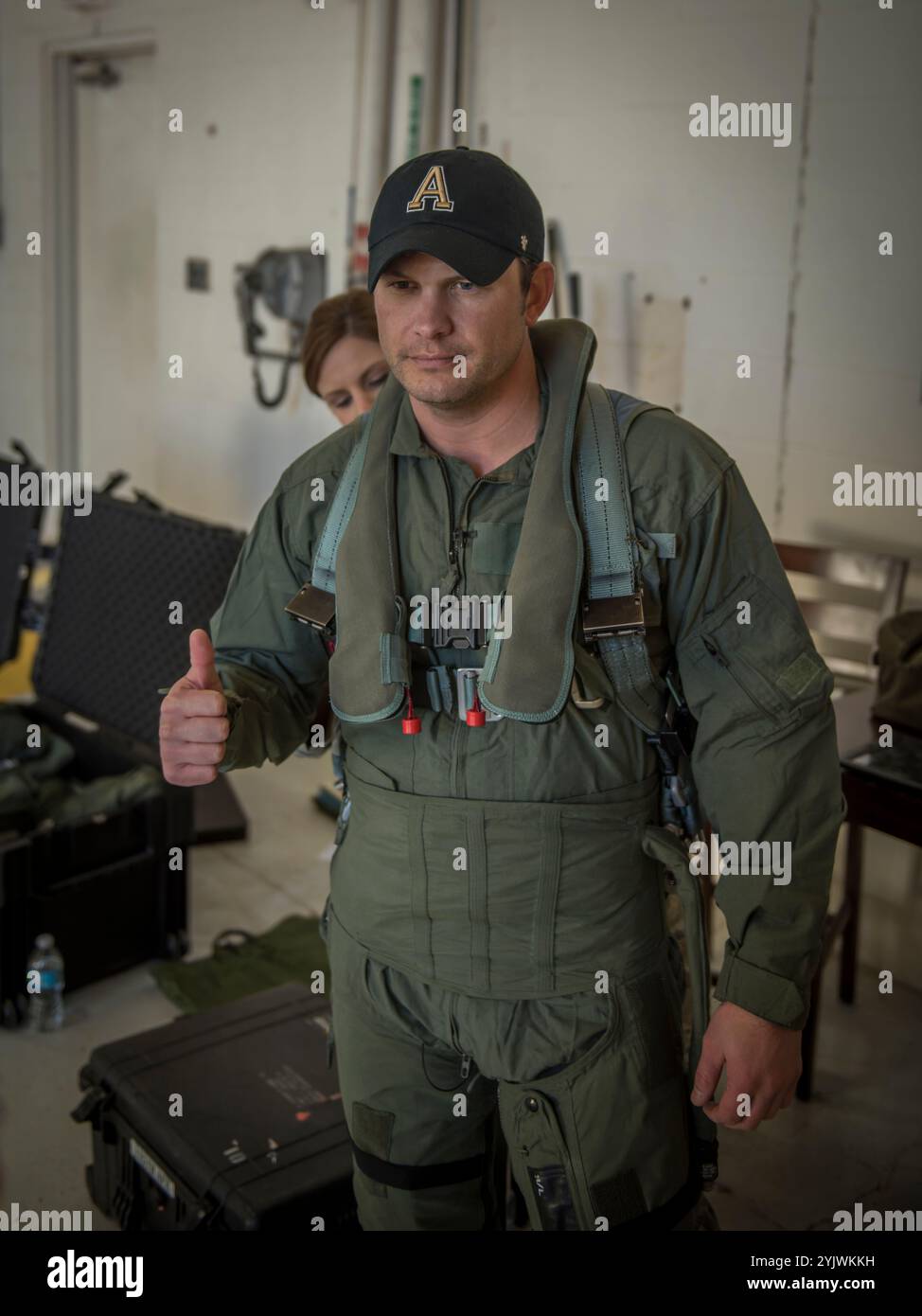 Pete Hegseth, ein Fox News Contributor, besucht am 1. Februar den 138. Jagdflügel, Detachment 1, in Ellington Field, TX, 2017. Hegseth traf sich vor seiner Incentive-Fahrt in einem F-16-Kampffalken mit Personal der 138th Operations Group, um auf die Erfahrung des Fliegens in einem Kampfflugzeug vorbereitet zu sein. (Foto der U.S. Air National Guard von Tech. Sgt. Zeichnete A. Egnoske) Stockfoto