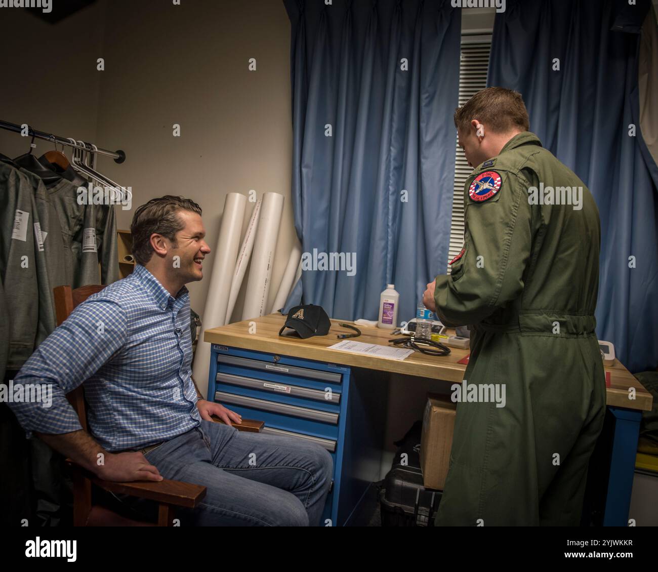 Pete Hegseth, ein Fox News Contributor, besucht am 1. Februar den 138. Jagdflügel, Detachment 1, in Ellington Field, TX, 2017. Hegseth traf sich vor seiner Incentive-Fahrt in einem F-16-Kampffalken mit Personal der 138th Operations Group, um auf die Erfahrung des Fliegens in einem Kampfflugzeug vorbereitet zu sein. (Foto der U.S. Air National Guard von Tech. Sgt. Zeichnete A. Egnoske) Stockfoto