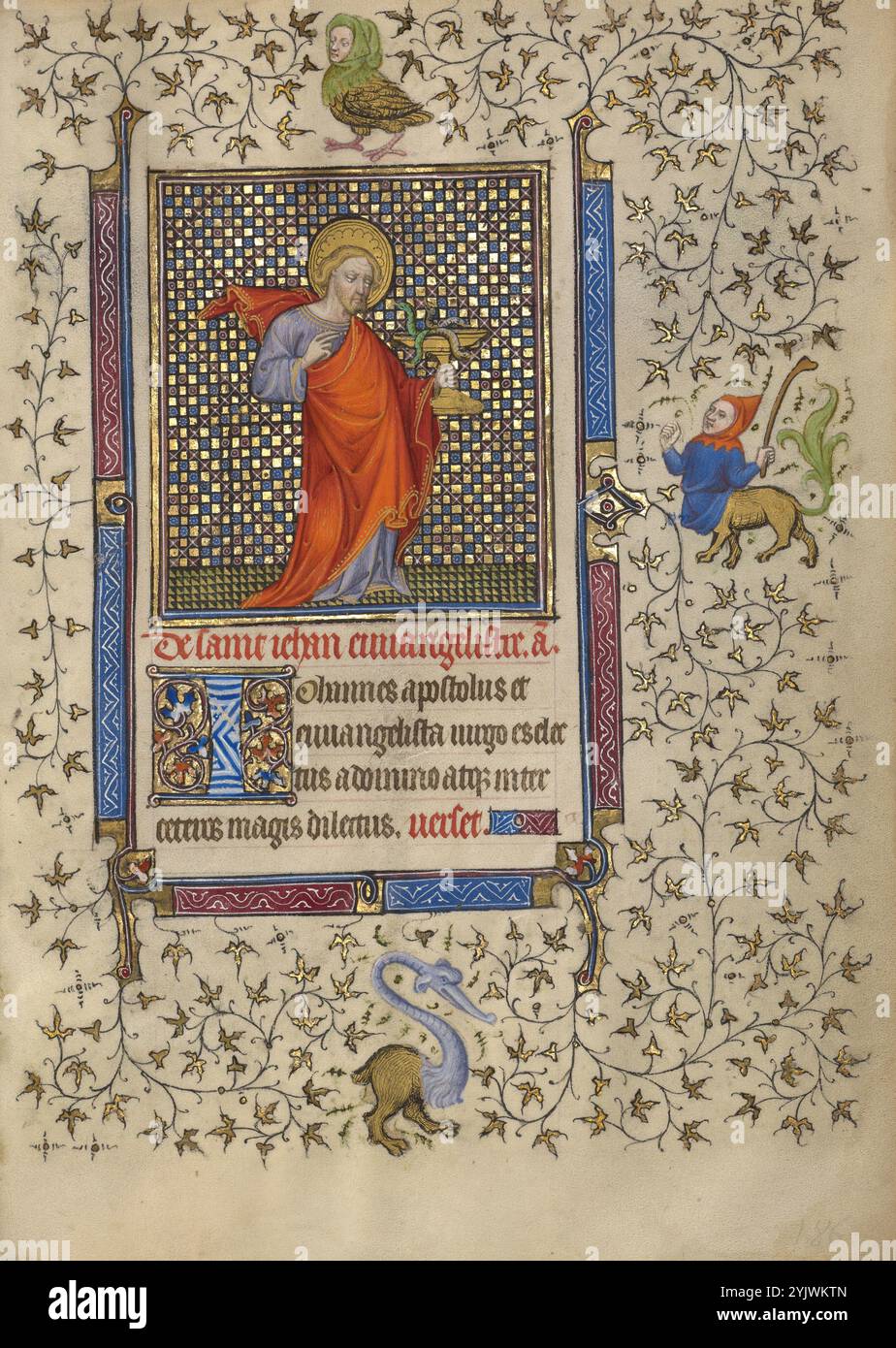 Johannes der Evangelist; Buch der Stunden, um 1410. Zusätzliche Informationen: Der Heilige Johannes der Evangelist hält einen Kelch voller sich windender Schlangen und steht auf einem schmalen Streifen aus grünem und goldenem Boden vor einem komplexen roten, blauen, goldenen und weißen Hintergrund. Die Kraft des Mannes wird durch seine Größe vermittelt und durch das Volumen seines orangen Gewandes, das sich von seiner Taille bis zum flatternden Stück Drapierung an seiner Schulter erstreckt, noch verstärkt. Die Schlangen beziehen sich auf die Legende, dass Johannes aus einem vergifteten Becher trank, der ihm von heidnischen Priestern als Test seines Glaubens angeboten wurde. Die Macht der Figur ist ein visueller Ex Stockfoto