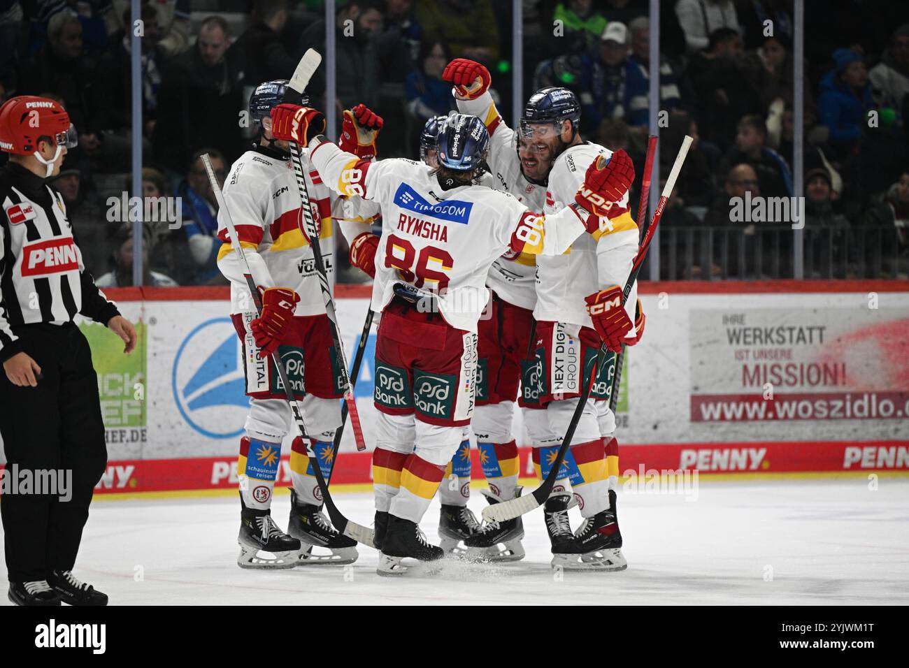 Jubel bei (v.l.n.r.) Brendan O´Donnell (Duesseldorfer EG #21) Alexander blank (Duesseldorfer EG #24) Drake Rymsha (Duesseldorfer EG #86) Schwenninger Wild Wings gegen Duesseldorfer EG, Eishockey, DEL, Spieltag 16, Saison 2024/2025, 15.11.2024 Foto: Eibner-Pressefoto/Sven Laegler Stockfoto