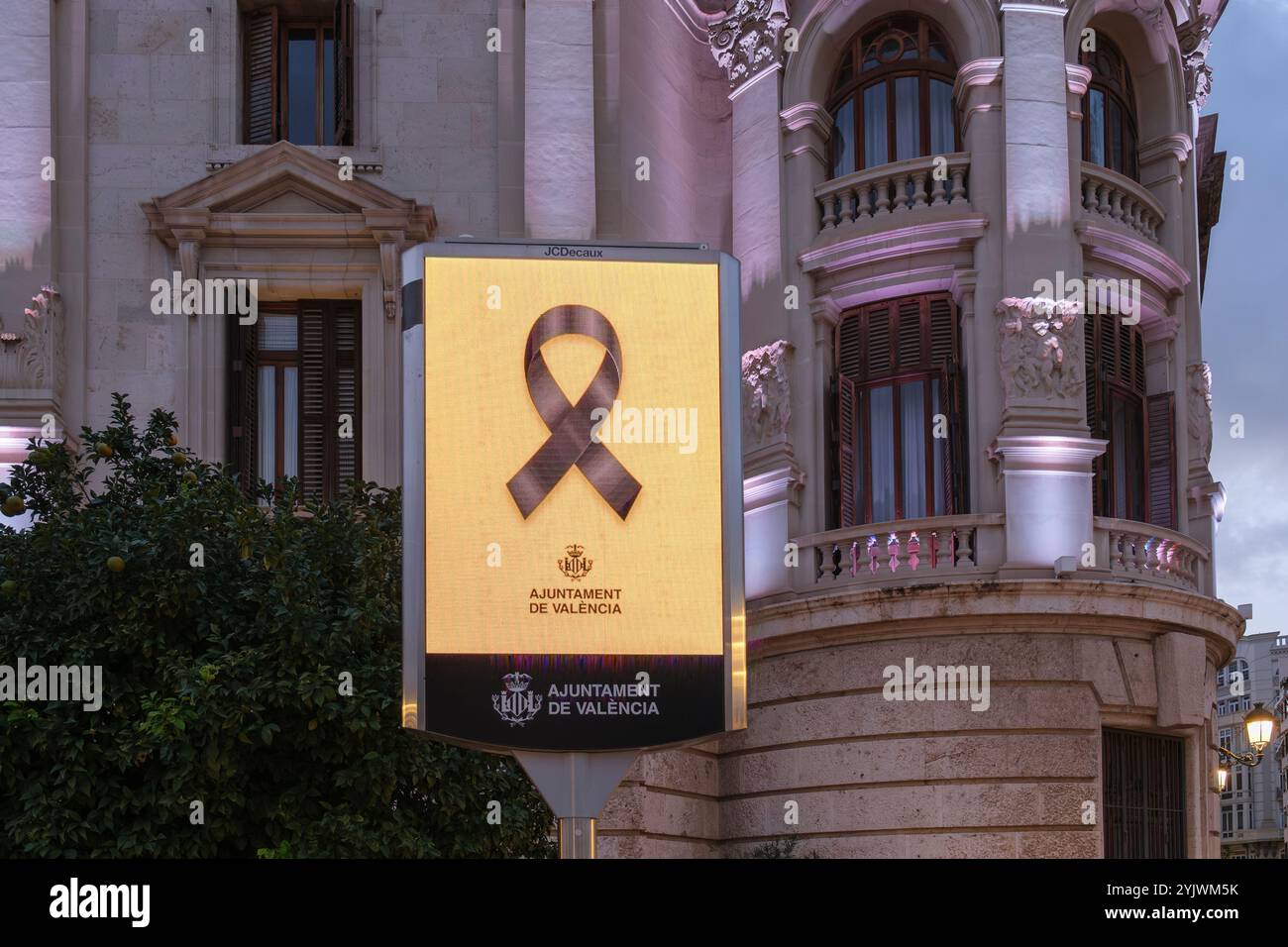 Trauerband für die Opfer der Überschwemmungskatastrophe auf einer Ausstellung vor dem Rathaus von Valencia Stockfoto