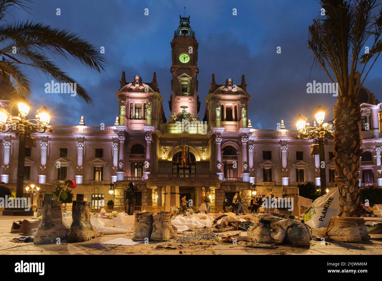 Blumen werden vor dem Rathaus von Valencia als Zeichen der Solidarität mit den Opfern der Überschwemmungskatastrophe gelegt Stockfoto