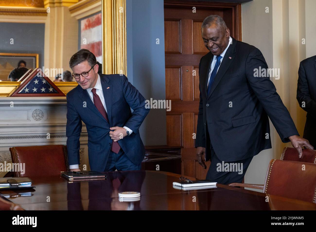 Verteidigungsminister Lloyd J. Austin III. Trifft sich am 1. November 2023 mit dem Sprecher des Repräsentantenhauses Mike Johnson im Capitol Building in Washington, D.C. (DOD-Foto von Cesar J. Navarro, Senior Airman der US Air Force) Stockfoto