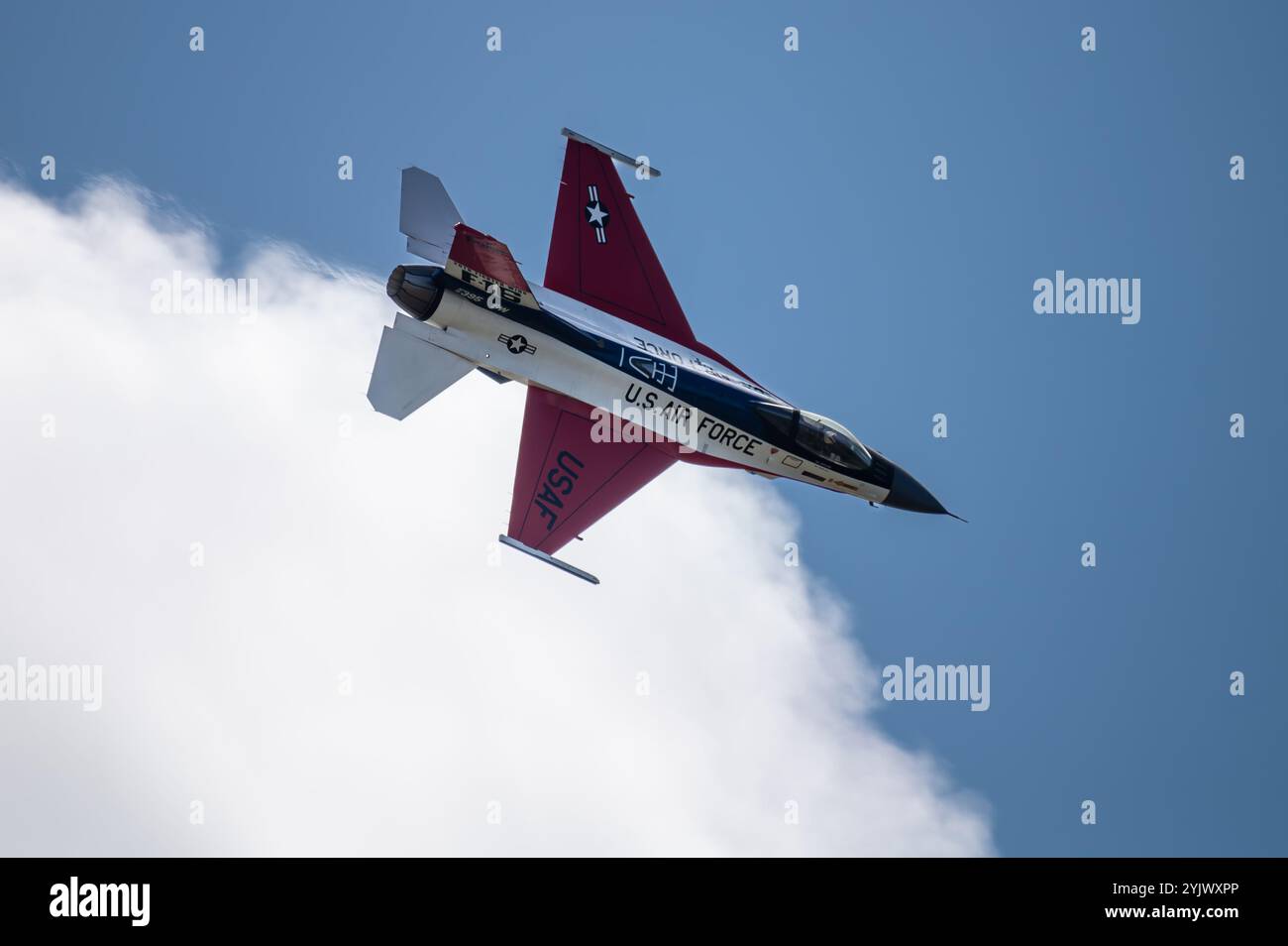 Major Taylor „FEMA“ Hiester, Kommandant und Pilot des F-16 Viper Demonstration Teams, führt am 9. November 2024 ein Luftmanöver auf der Stuart Airshow in Stuart, Florida durch. Das Demonstrationsprofil kann bis zu 18 Manöver umfassen, wobei der Pilot eine bis zu neunfache Schwerkraft oder neun g erfährt und mit 700 km/h knapp unter Schallgeschwindigkeit fährt. (Foto der U.S. Air Force von Senior Airman Meghan Hutton) Stockfoto