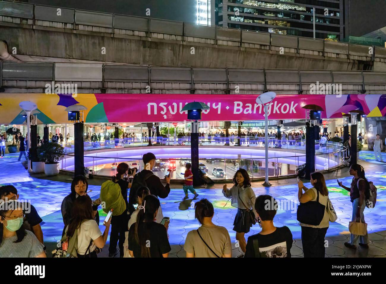 Bangkok, Thailand. November 2024. Während des Festivals besuchen die Menschen die umweltfreundlichen digitalen Krathongs, oder schwimmenden Körbe, auf einer Projektionskarte Fluss der Bangkok Metropolitan Authority (BMA) am Pathumwan Skywalk. Das Digital Loy Krathong Festival zeigt das digitale krathong, das durch Projektionskarten im Einkaufszentrum von Bangkok schwimmt. Quelle: SOPA Images Limited/Alamy Live News Stockfoto