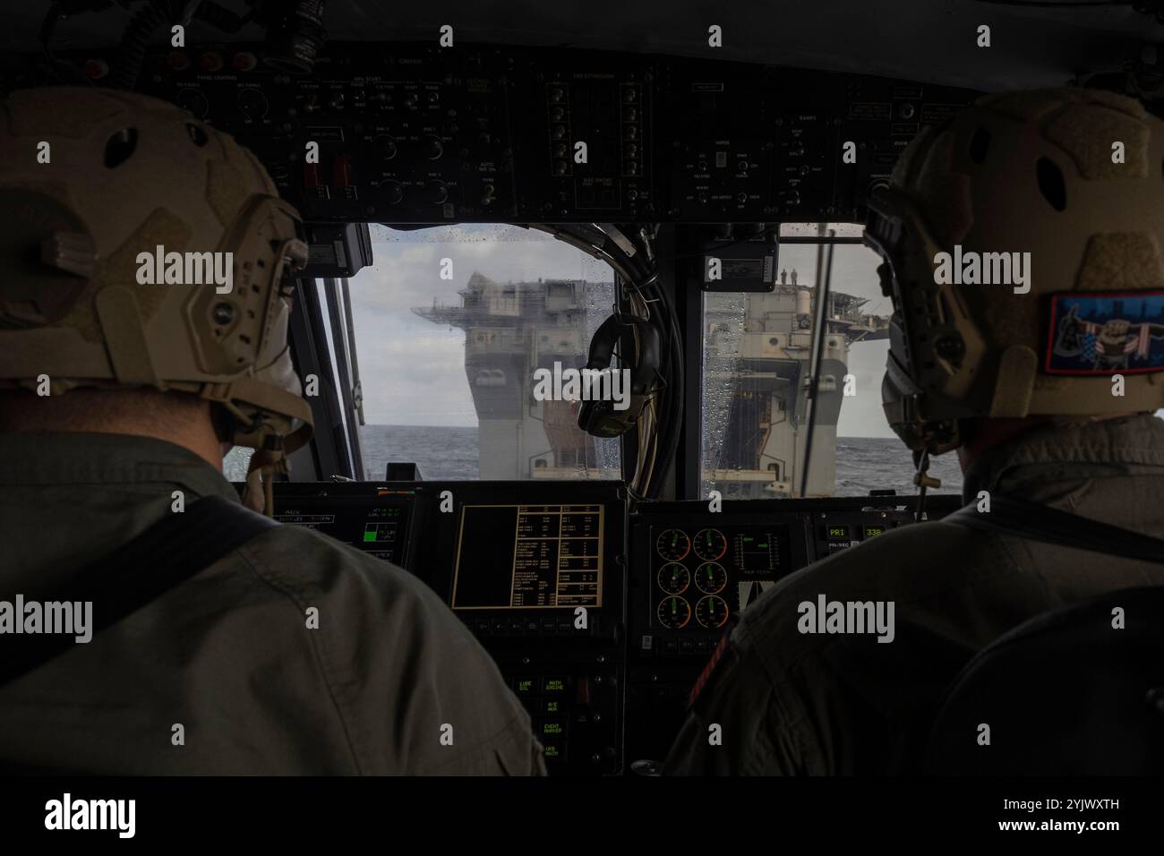 MITTELMEER (7. November 2024) Hauptmaschinist-Mate Zacharee Carmack, links, und Hauptmaschinist-Mate Gregory Rochester, beide der Beach Assault Unit 21 zugewiesen, Pilot eines Landungsbootes, Luftpolster in das Brunnendeck des amphibischen Angriffsschiffes USS Wasp (LHD 1), 7. November 2024, im Mittelmeer. WASP auf einem geplanten Einsatz in das Einsatzgebiet der US Naval Forces Europe and Africa (NAVEUR-NAVAF) als Flaggschiff der Wasp Amphibious Ready Group (WSP ARG)-24th Marine Expeditionary Unit (MEU) Special Operations Capable (SOC), das die Interessen der USA, Verbündeter und Partner in der Region unterstützt Stockfoto