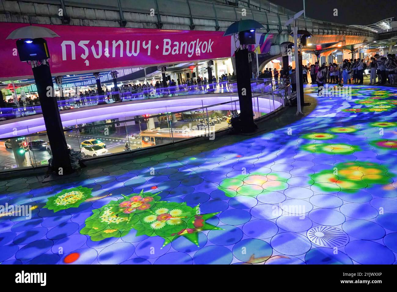 Bangkok, Thailand. November 2024. Blick auf die umweltfreundlichen digitalen Krathongs oder schwimmenden Körbe auf einer Projektionskarte Fluss von der Bangkok Metropolitan Authority (BMA) am Pathumwan Skywalk während des Festivals. Das Digital Loy Krathong Festival zeigt das digitale krathong, das durch Projektionskarten im Einkaufszentrum von Bangkok schwimmt. Quelle: SOPA Images Limited/Alamy Live News Stockfoto