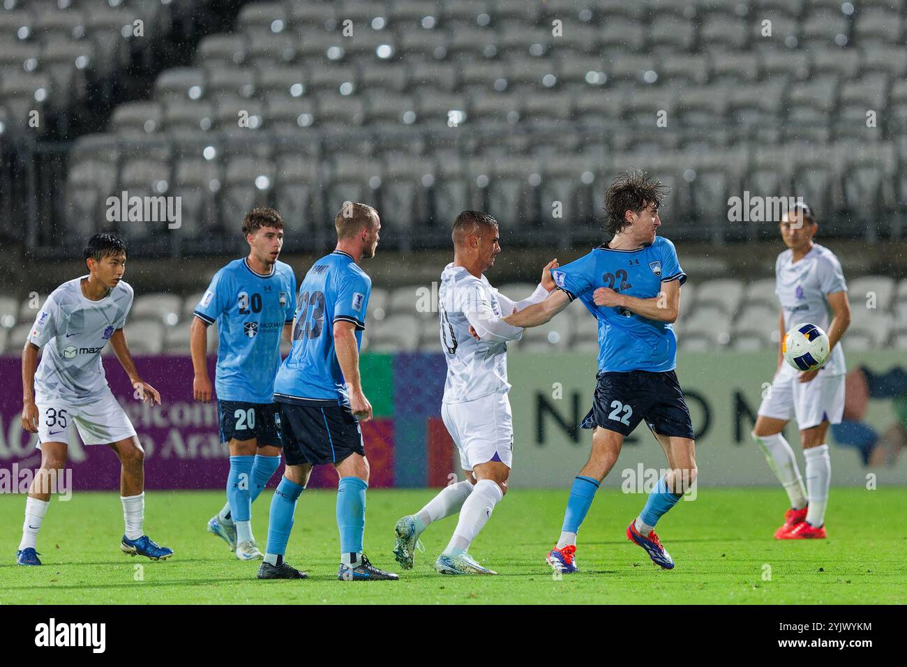 Pieros Sotiriou von SanFrecce tritt in der zweiten AFC Champions League mit Max Burgess von Sydney FC gegen Sanfrecce Hiroshima um den Ball an Stockfoto