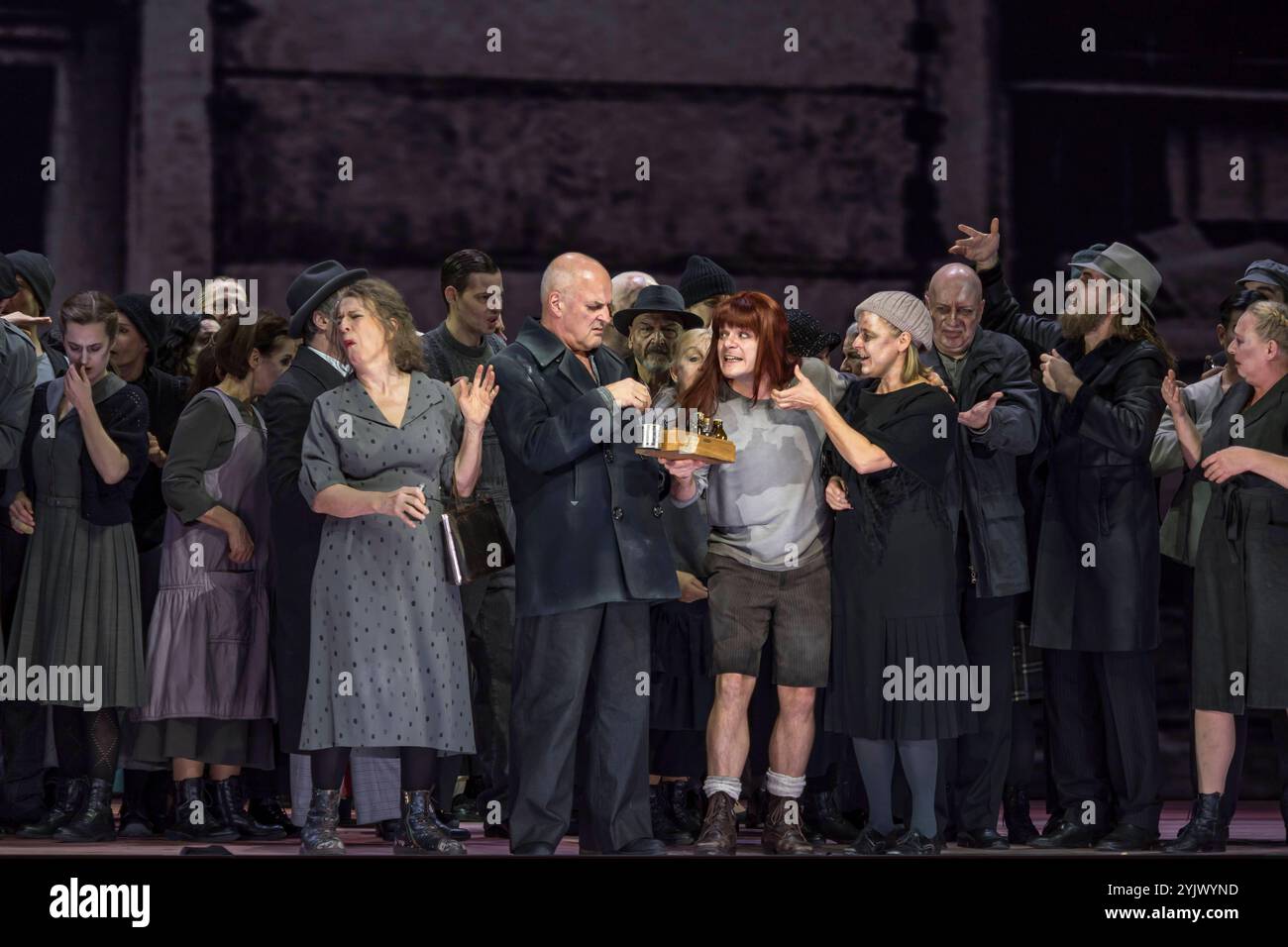Saenger Christopher Purves als Sweeney Todd, Dagmar Manzel als Mrs Nellie Lovett, Tom Schimon als Tobias Ragg, Chor und Komparserie, am 13.11.24 bei der Fotoprobe zum Musical Thriller, schwarze Operette Sweeney Todd der Komischen Oper im Berliner Schillertheater, Premiere am 17. November 2024 Sweeney Todd - Berlin *** Sänger Christopher Purves als Sweeney Todd, Dagmar Manzel als Mrs. Nellie Lovett, Tom Schimon als Tobias Ragg, Chor und Statisten, am 13 11 24 bei der Fotoprobe für den Musikthriller, schwarze Operette Sweeney Todd der Komischen Oper im Berlins Schillertheater, Premiere am 17 N Stockfoto