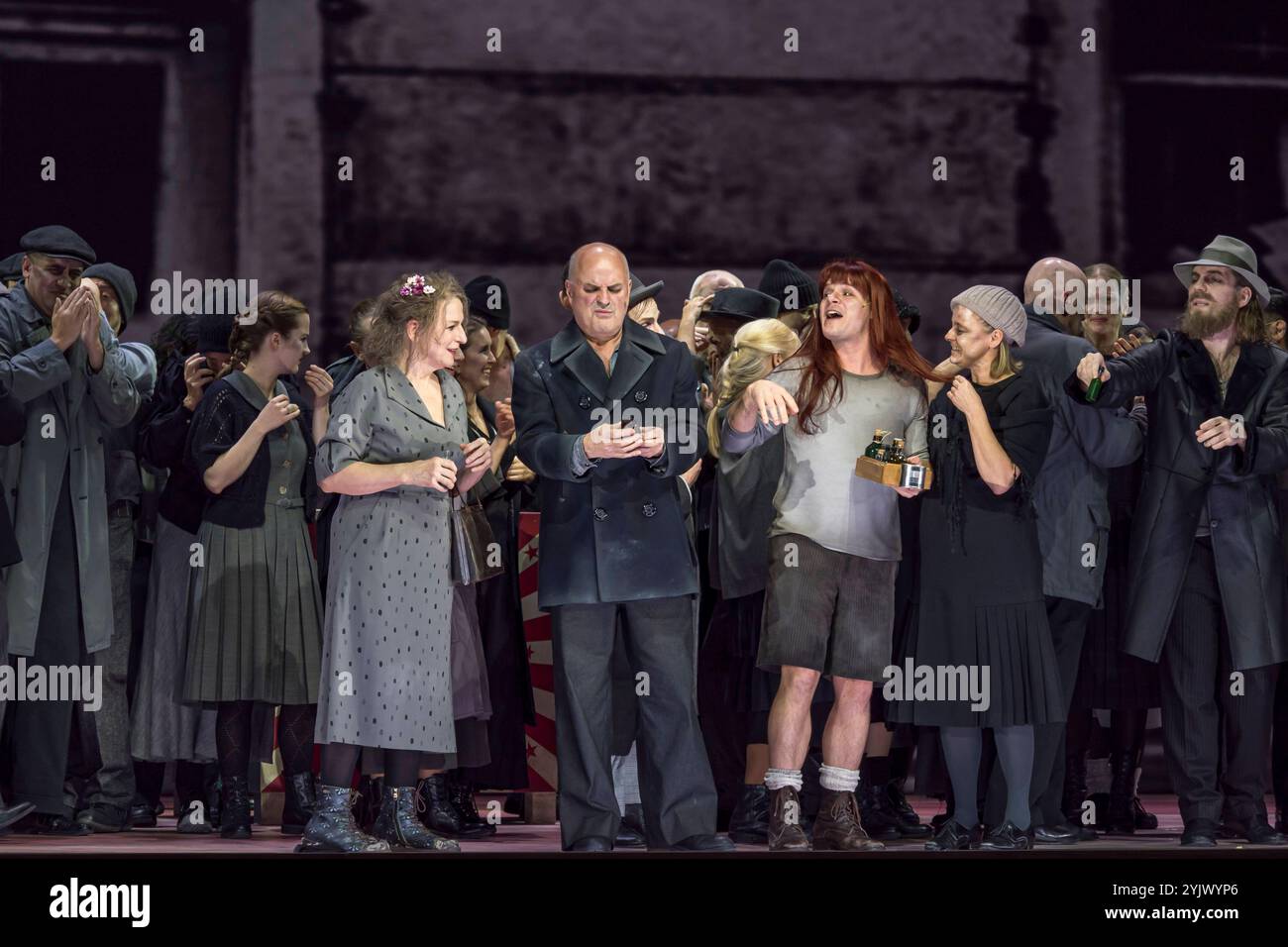 Saenger Christopher Purves als Sweeney Todd, Dagmar Manzel als Mrs Nellie Lovett, Tom Schimon als Tobias Ragg, Chor und Komparserie, am 13.11.24 bei der Fotoprobe zum Musical Thriller, schwarze Operette Sweeney Todd der Komischen Oper im Berliner Schillertheater, Premiere am 17. November 2024 Sweeney Todd - Berlin *** Sänger Christopher Purves als Sweeney Todd, Dagmar Manzel als Mrs. Nellie Lovett, Tom Schimon als Tobias Ragg, Chor und Statisten, am 13 11 24 bei der Fotoprobe für den Musikthriller, schwarze Operette Sweeney Todd der Komischen Oper im Berlins Schillertheater, Premiere am 17 N Stockfoto