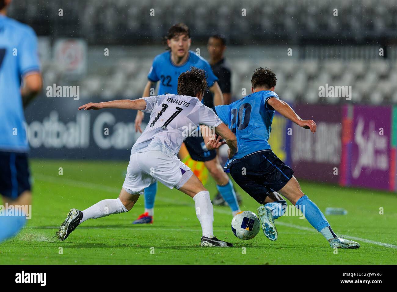 Makoto Mitsuta von SanFrecce tritt in der zweiten AFC Champions League mit Tiago Quintal vom Sydney FC an: Sydney FC gegen Sanfrecce Hiroshima Stockfoto