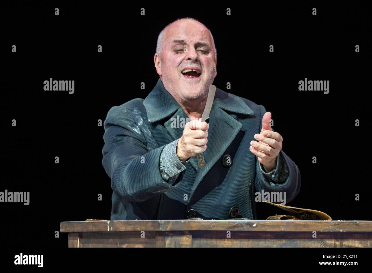 Saenger Christopher Purves als Sweeney Todd, am 13.11.24 bei der Fotoprobe zum Musical Thriller, schwarze Operette Sweeney Todd der Komischen Oper im Berliner Schillertheater, Premiere am 17. November 2024 Sweeney Todd - Berlin *** Sänger Christopher Purves als Sweeney Todd, am 13 11 24 bei der Fotoprobe für das Musical Thriller, schwarze Operette Sweeney Todd der Komischen Oper am Schillertheater Berlin, Premiere am 17. November 2024 Sweeney Todd Berlin Stockfoto