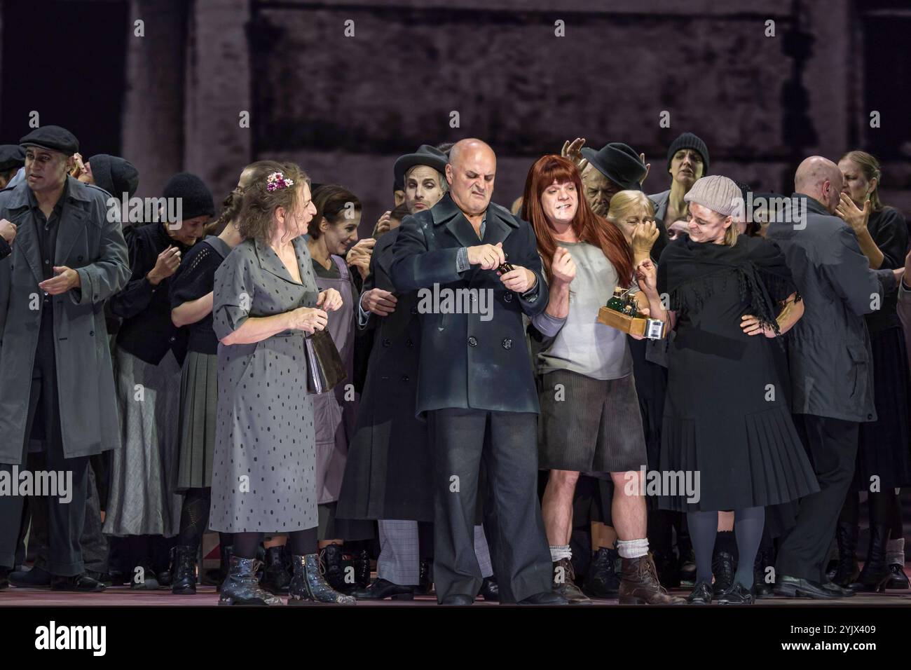 Saenger Christopher Purves als Sweeney Todd, Dagmar Manzel als Mrs Nellie Lovett, Tom Schimon als Tobias Ragg, Chor und Komparserie, am 13.11.24 bei der Fotoprobe zum Musical Thriller, schwarze Operette Sweeney Todd der Komischen Oper im Berliner Schillertheater, Premiere am 17. November 2024 Sweeney Todd - Berlin *** Sänger Christopher Purves als Sweeney Todd, Dagmar Manzel als Mrs. Nellie Lovett, Tom Schimon als Tobias Ragg, Chor und Statisten, am 13 11 24 bei der Fotoprobe für den Musikthriller, schwarze Operette Sweeney Todd der Komischen Oper im Berlins Schillertheater, Premiere am 17 N Stockfoto