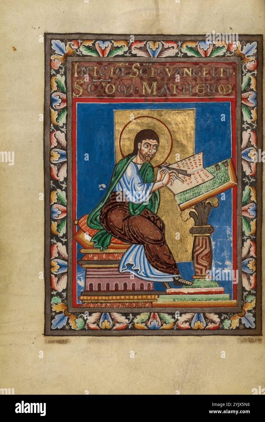 Matthäus; Evangeliumsbuch, um 1120-1140. Weitere Informationen: In diesem Buch aus dem Evangelium stellt ein Porträt des Autors den Bericht jedes Evangelisten über das Leben Jesu vor. In der Miniatur, die das Matthäus-Evangelium öffnet, sitzt der heilige auf einem luxuriös gepolsterten Thron vor einem Rednerpult. Er hält eine Feder und ein Messer und schreibt die Anfangszeilen seines Evangeliums in dem Buch über das Rednerpult: Liber generationis ih[es]u xp[ist]i filii David filii habrah[am] (das Buch der Generation Jesu Christi, des Sohnes Davids, des Sohnes Abrahams). Die goldenen und silbernen Buchstaben über Matthäus Kopf verkünden seinen Stockfoto
