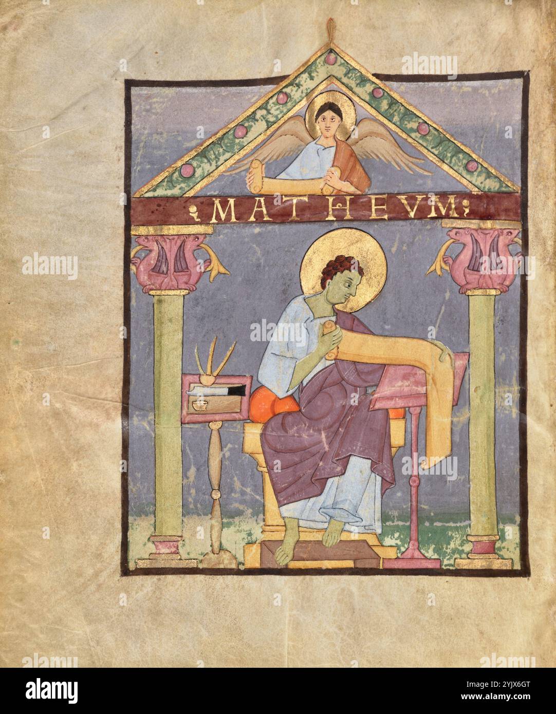 St. Matthäus, kurz nach 1053. Zusatzinfo: Der Irmengard Codex, der eine Reihe von Lesungen für die christliche Messe enthält, wurde Mitte des elften Jahrhunderts im berühmten Reichenau Scriptorium in Deutschland geschaffen. Das Beleuchtungsprogramm umfasst Porträts der vier Evangelisten sowie erzählerische Bilder, die die wichtigsten christlichen Feste des liturgischen Jahres hervorheben. Prächtige Figuren... Gesten Sie mit langen Fingern performativ und blicken Sie mit übergroßen Augen von der Seite. Diese mächtigen und theatralischen Figuren unterstreichen die Statelität von Stockfoto