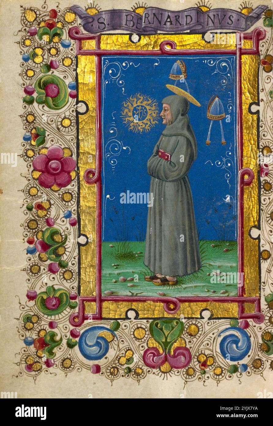 St. Bernardino von Siena; Gualenghi-d'Este Stunden, um 1469. Weitere Informationen: Der Franziskaner St. Bernardino steht im Profil nach links. Hinter ihm befinden sich zwei Bischofshüte, die auf seine wiederholte Weigerung andeuten, dieses klerikale Amt anzunehmen. Vor ihm befindet sich das IHS-Monogramm des Namens Christi (abgeleitet vom Griechischen), umgeben von Flammenstrahlen. Am Ende einer Predigt zeigte Bernardino oft ein Bild dieses Monogramms. Stockfoto