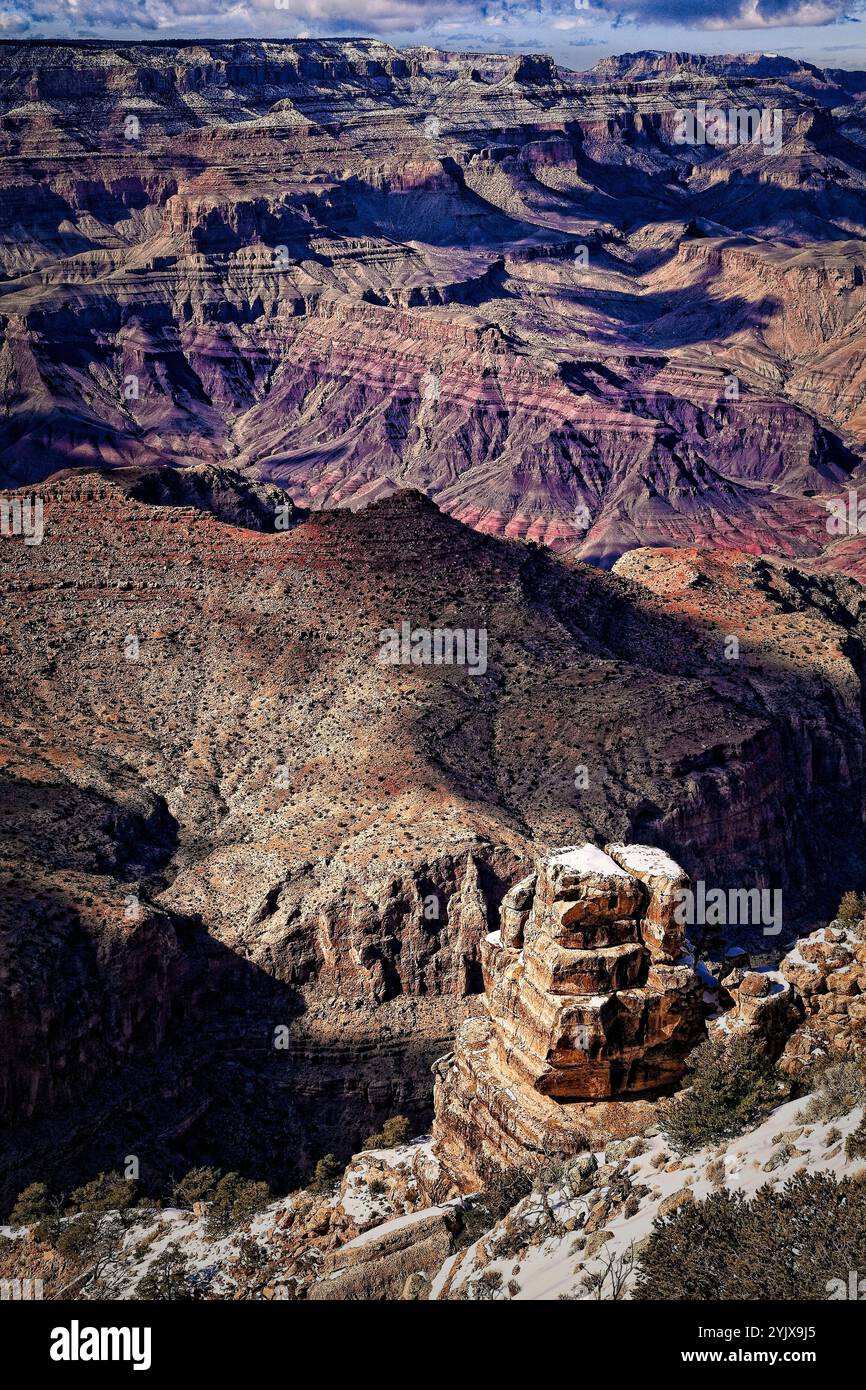 Der weitläufige Grand Canyon entfaltet sich in der Ferne von Desert View in Arizona. Stockfoto