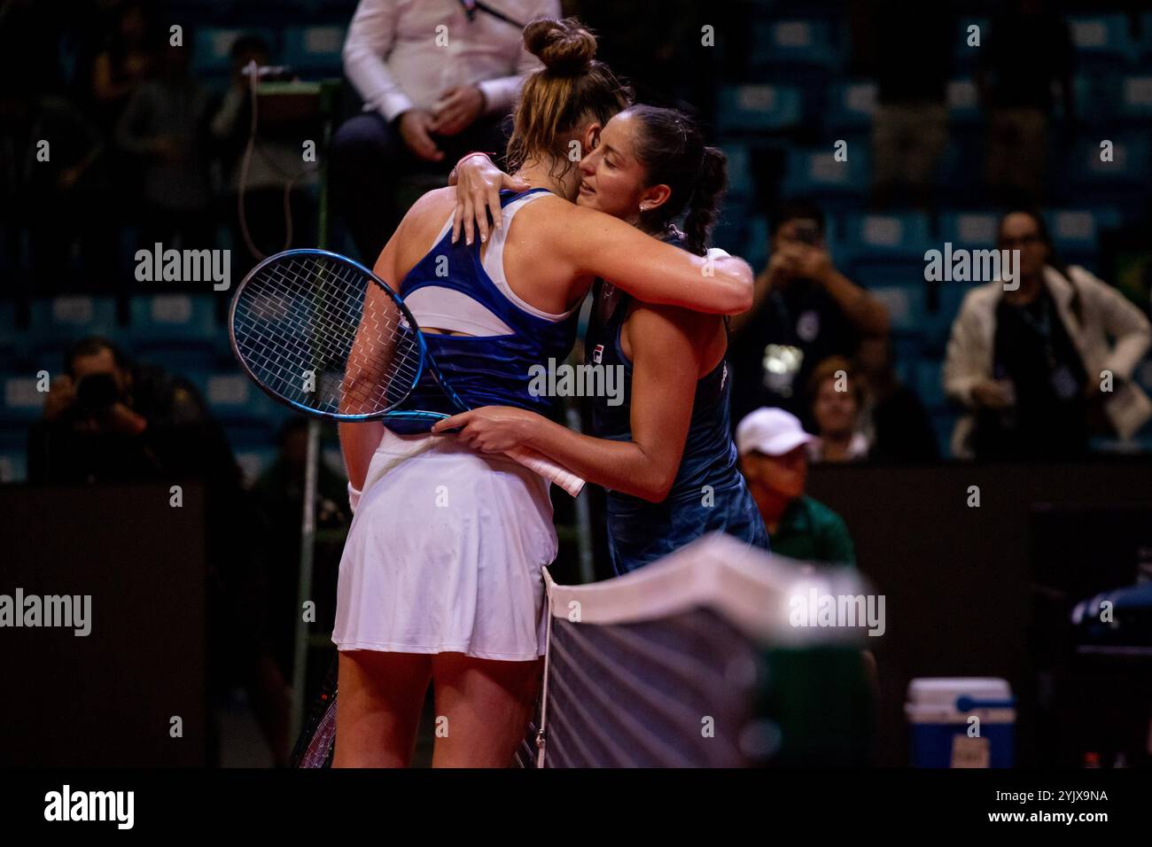 São PAULO, SP - 15.11.2024: PLAY-OFFS BILLIE JEAN KING CUP São PAULO - die Brasilianerin Bia Haddad Maia begrüßt die Argentinierin Jazmin Ortenzi nach ihrem Sieg im Spiel zwischen Brasilien und Argentinien, gültig für die Billie Jean King Cup Play-offs am Freitag (15) im Ibirapuera Gymnasium in São Paulo, SP. (Foto: Rodilei Morais/Fotoarena) Foto Arena LTDA/Alamy Live News Stockfoto