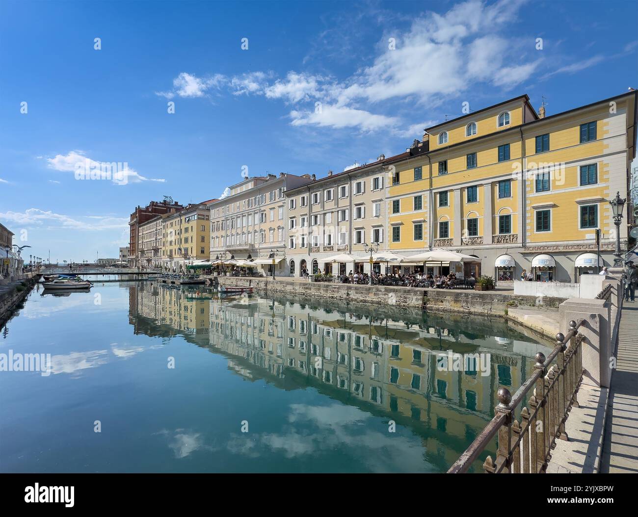 Triest, Italien - 26. Juni 2024: Via Gioacchino Rossini NW von der Via Roma Brücke großes historisches Gebäude mit Einzelhandelsgeschäften im Erdgeschoss und im Resi Stockfoto