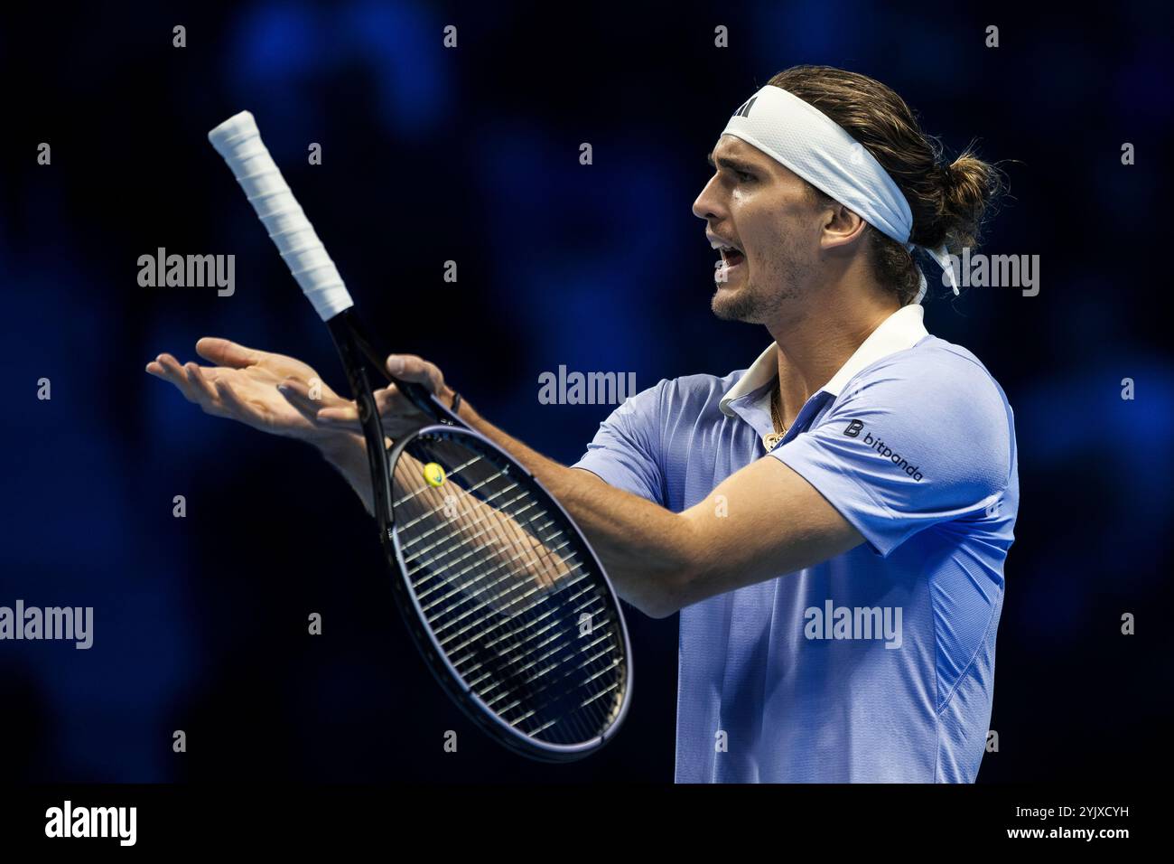 Turin, Italien. 15. November 2024. Alexander Zverev aus Deutschland reagierte während seines Runden-robin-Einzelspiels gegen Carlos Alcaraz aus Spanien am sechsten Tag des Nitto ATP Finals. Alexander Zverev gewann das Spiel mit 7:6(5), 6:4. Quelle: Nicolò Campo/Alamy Live News Stockfoto