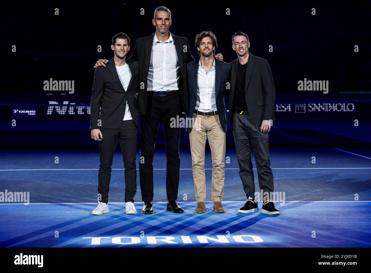 Turin, Italien. 15. November 2024. (L-R) Dominic Thiem, Ivo Karlovic, Joao Sousa und John Millman posieren für ein Foto während einer Ruhestandszeremonie am sechsten Tag des Nitto ATP Finals. Quelle: Nicolò Campo/Alamy Live News Stockfoto