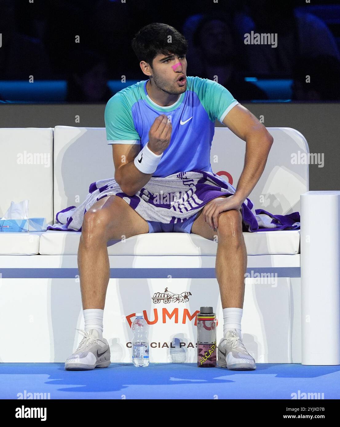 Turin. November 2024. Carlos Alcaraz aus Spanien reagiert während des Runden-robin-Spiels gegen Alexander Zverev aus Deutschland beim Nitto ATP-Finale in Turin, Italien, am 15. November 2024. Quelle: Xinhua/Alamy Live News Stockfoto