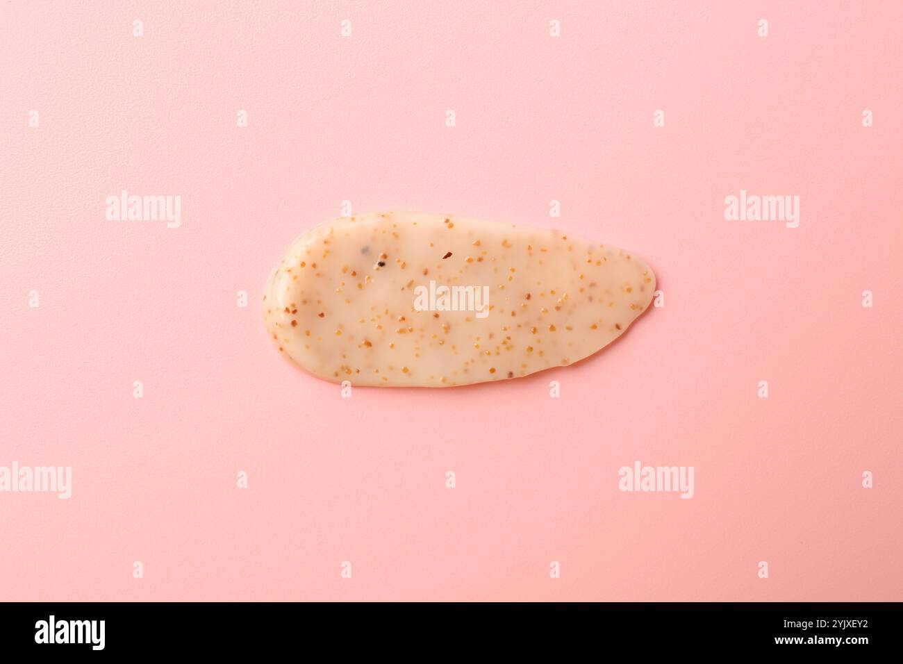 Abstriche von Körperpeeling auf hellrosa Hintergrund, Draufsicht Stockfoto