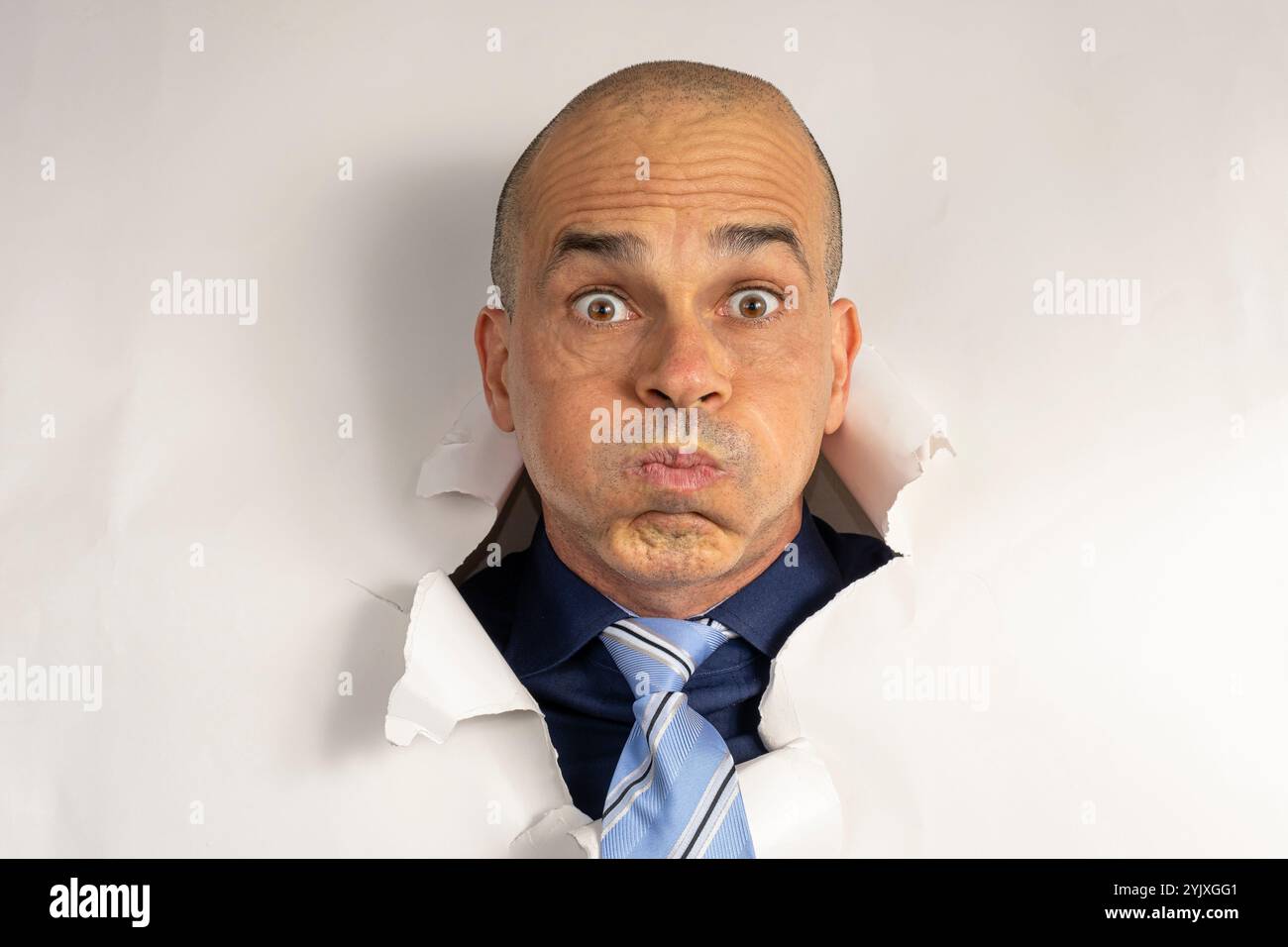 48-jähriger Mann in lässiger Kleidung und Krawatte, nur der Kopf auf einem Karton, zeigt Emotionen 5. Stockfoto