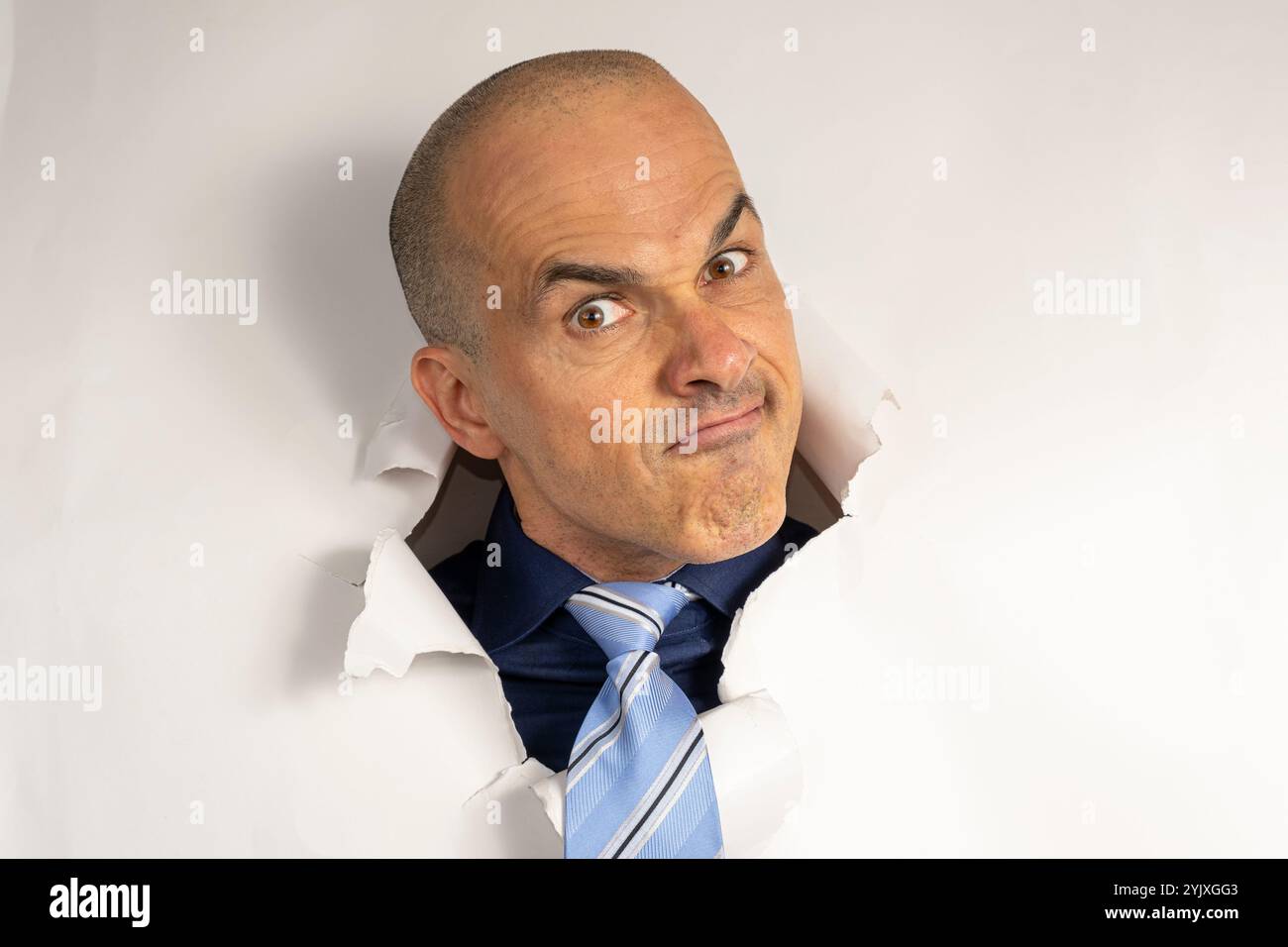 48-jähriger Mann in lässiger Kleidung und Krawatte, nur der Kopf auf einem Karton, zeigt Emotionen 7. Stockfoto