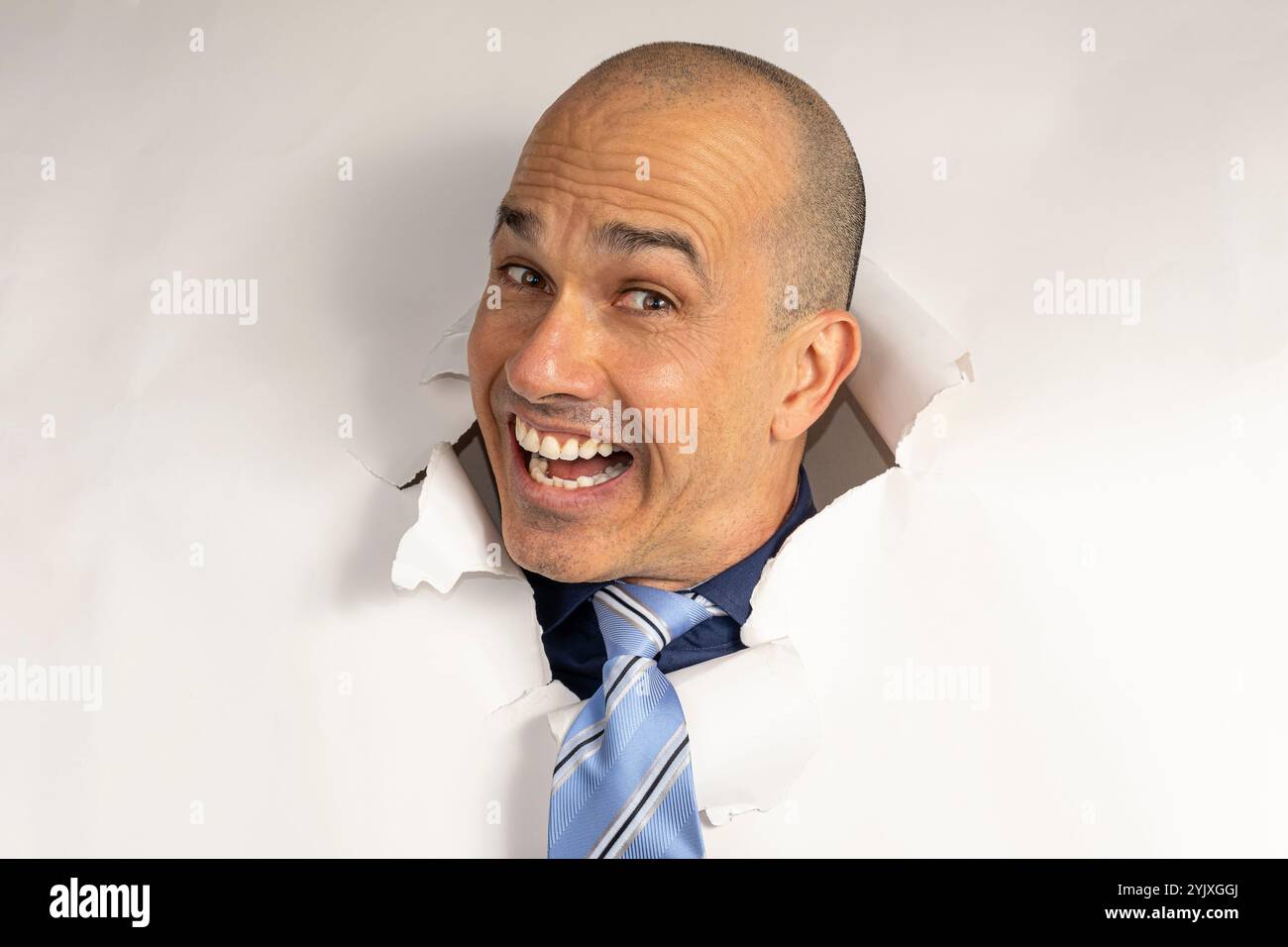 48-jähriger Mann in lässiger Kleidung und Krawatte, nur der Kopf auf einem Karton, zeigt Emotionen 14. Stockfoto