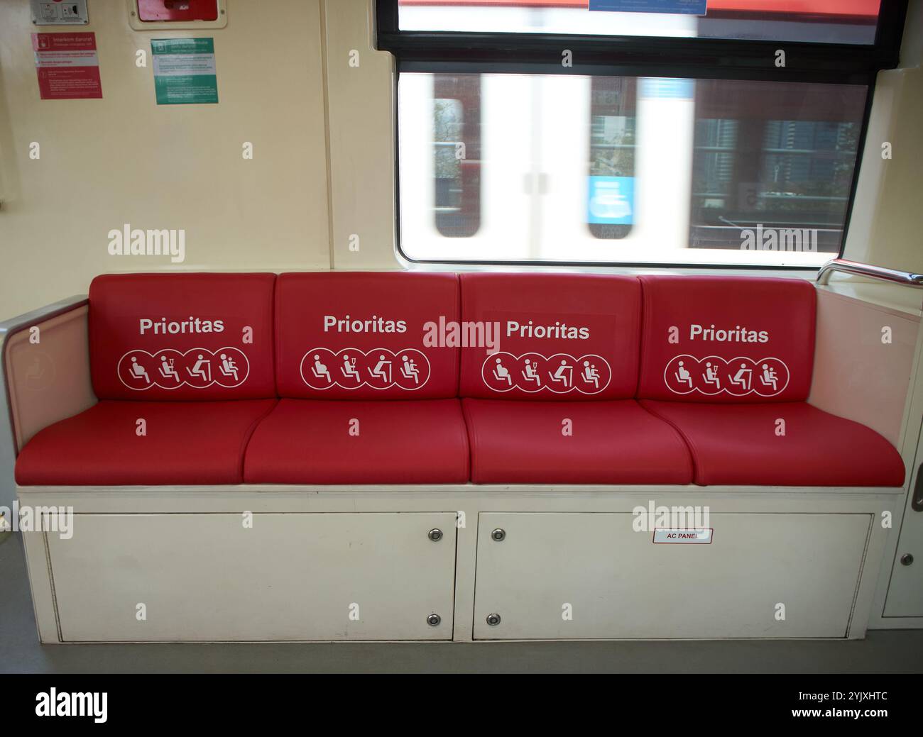 Eine Reihe von bevorzugten Sitzplätzen im Zug ist für ältere Fahrgäste, schwangere Frauen, Mütter mit kleinen Kindern oder Menschen mit Behinderungen bestimmt. Stockfoto