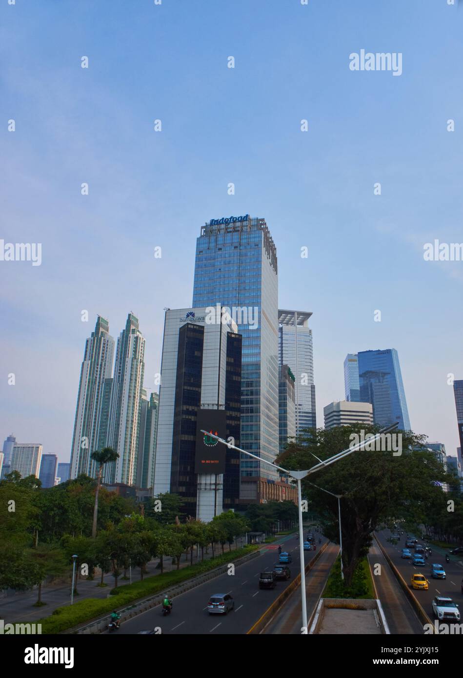 Eine Reihe von Wolkenkratzern an der Hauptstraße der Metropolstadt Jakarta Stockfoto