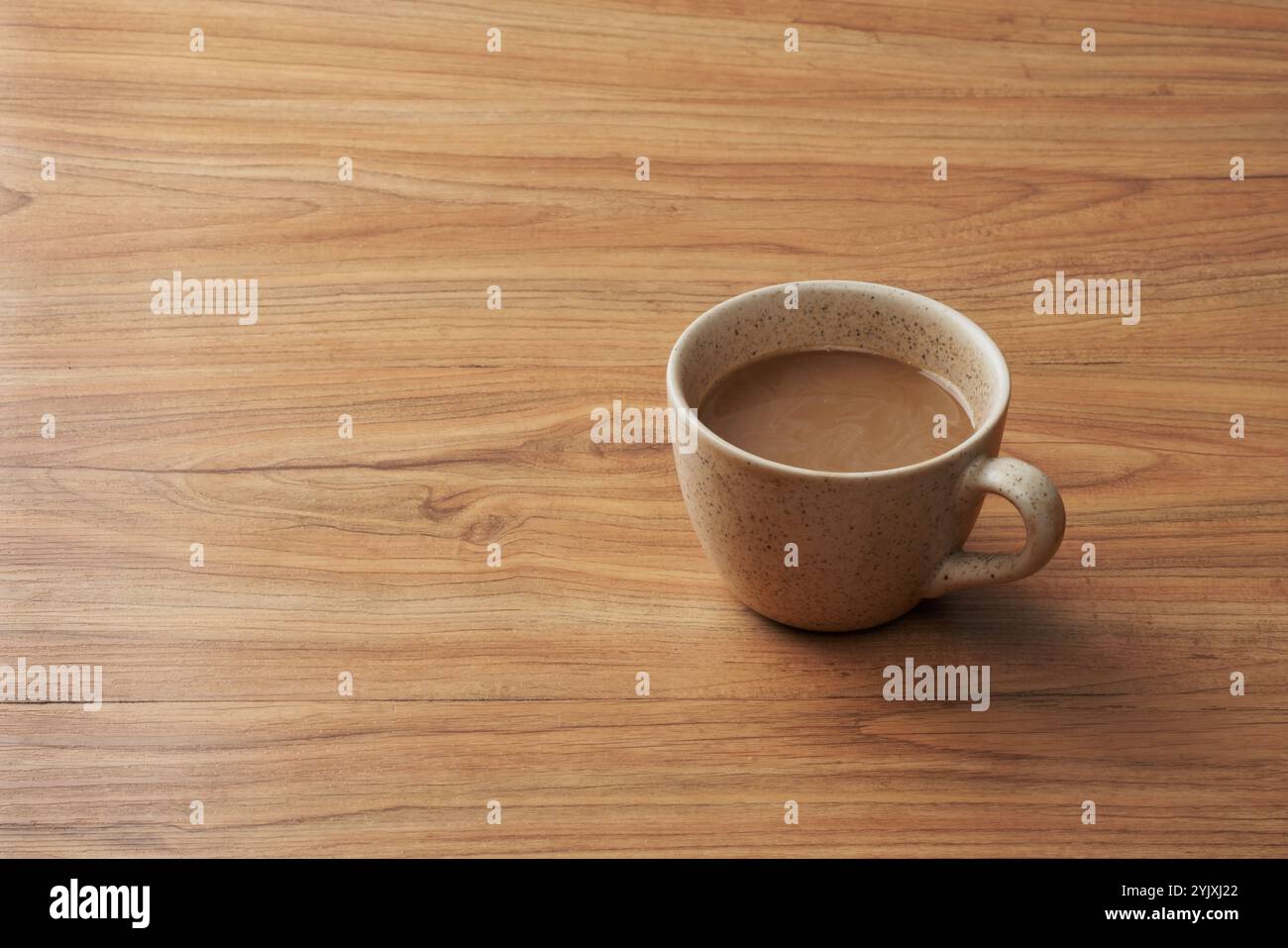 Ein Glas gemischten Kaffee auf einem Holztisch Stockfoto