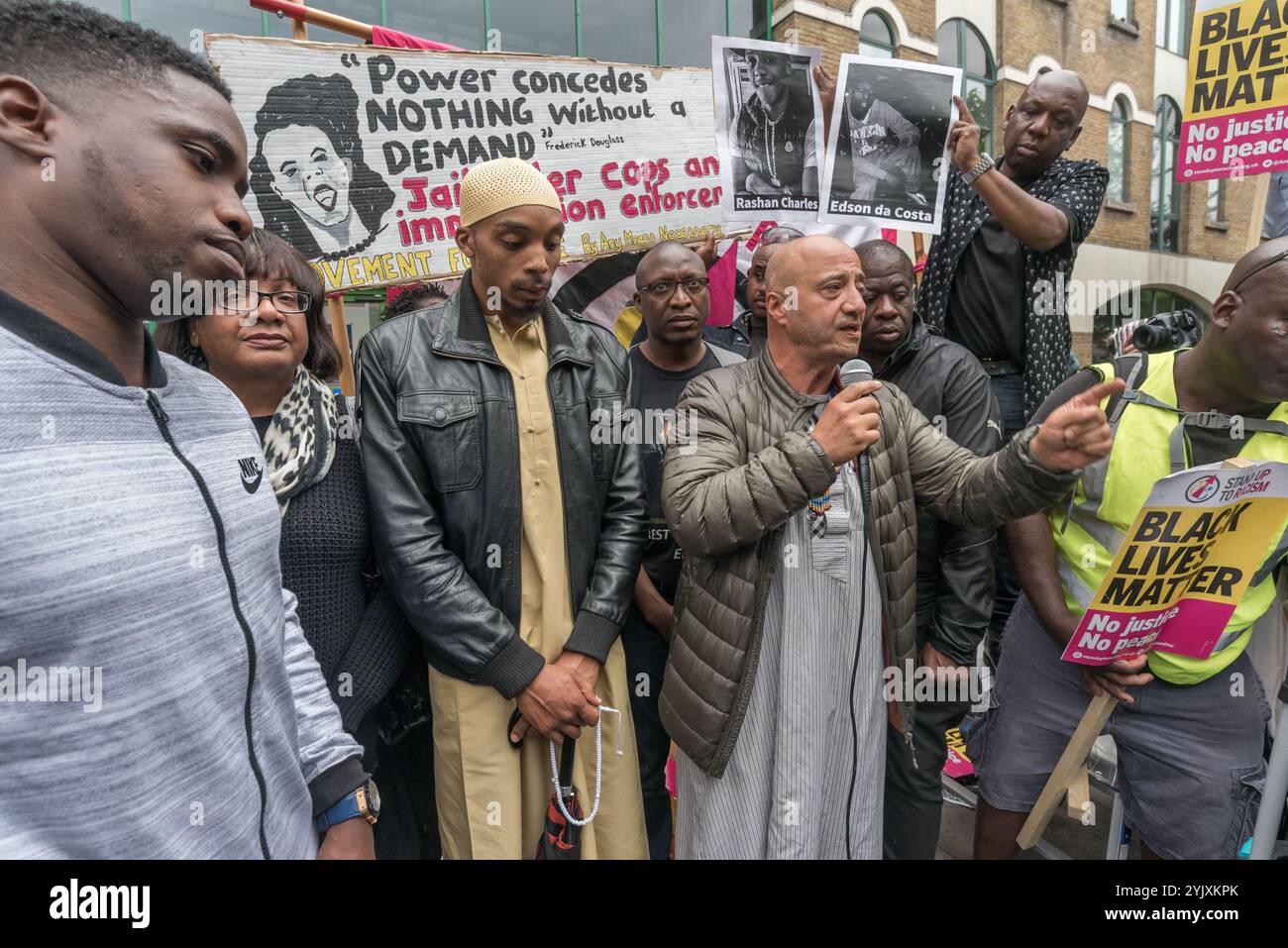 London, Großbritannien. Juli 2017. Ein Sprecher aus der lokalen Moschee bei der Proteste vor der Stoke Newington Polizeistation für Rashan Charles, der starb, als zwei Polizisten ihn mit Handschellen an den Boden in einem Geschäft an der Kingsland Rd in den frühen Morgenstunden des Samstag, den 22. Juli, festhielten. Seine Familie ist entschlossen, Antworten auf seinen Tod zu bekommen, aber sie fordert alle auf, innerhalb des Gesetzes zu handeln. Mitglieder der Familie Charles kamen zusammen mit der Familie Edson da Costa zu dem Protest, der nach der Verhaftung in East Ham im Juni starb. Die Demonstranten hielten Bilder der beiden Männer und Darren Cumberbatch, die Anfang des Monats nach A starben Stockfoto