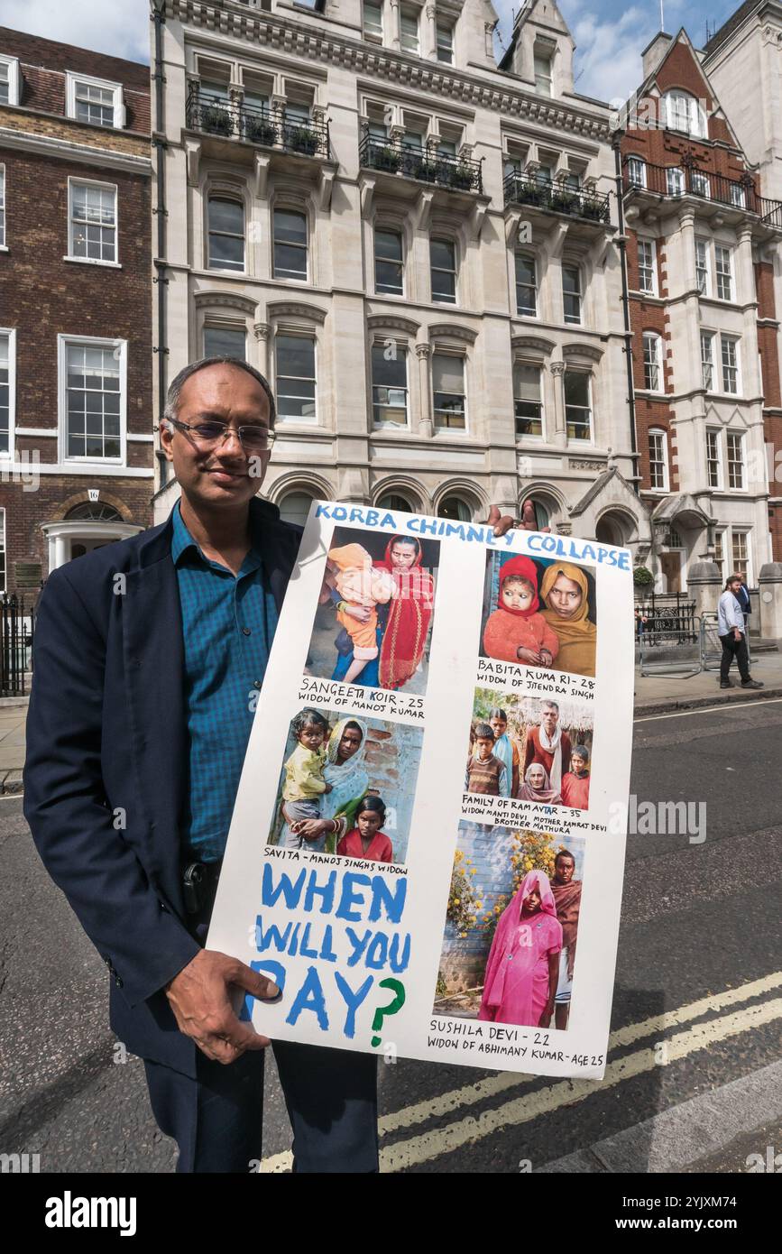 London, Großbritannien. August 2017. Ein Anwalt, der Korba drei Monate nach dem desatösen Schornsteinsturz besuchte, hält ein Poster mit seinen Fotos von einigen Witwen bei der Proteste von Grass Roots Kampagne Foil Vedanta vor der Vedanta AGM. Sie beschuldigen Vedanta des illegalen Bergbaus in Goa, der zunehmenden Belästigung, Folter und falscher Anschuldigungen gegen Stammesaktivisten in Nyamgiri, Odisha, die indische Gesetze benutzt haben, um den Bauxitabbau auf ihrem heiligen Berg zu stoppen, elf Jahre ruinöser und anhaltender Verschmutzung durch Konkola Copper Mines (KCM) in Sambia, wo sie behaupten, dass das Unternehmen betrügerische av habe Stockfoto