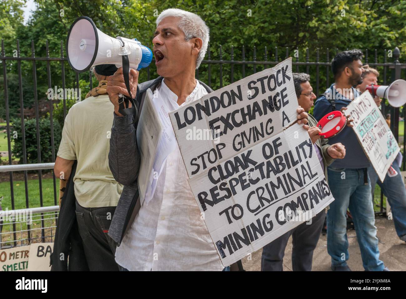 London, Großbritannien. August 2017. Samarendra das of Grass Roots Kampagne Foil Vedanta hält ein Poster über die Aufforderung an die Londoner Börse, das Unternehmen außerhalb der Hauptversammlung von Vedanta zu deklarieren. Sie beschuldigen Vedanta des illegalen Bergbaus in Goa, zunehmender Belästigung, Folter und falscher Anschuldigungen gegen Stammesaktivisten in Nyamgiri, Odischa, die indische Gesetze benutzt haben, um den Bauxitabbau auf ihrem heiligen Berg zu stoppen, elf Jahre ruinöser und anhaltender Verschmutzung durch Konkola Copper Mines (KCM) in Sambia, wo sie sagen, dass das Unternehmen Steuern betrügerisch vermieden und es versäumt hat, eine Pflichtmeldung zu veröffentlichen Stockfoto