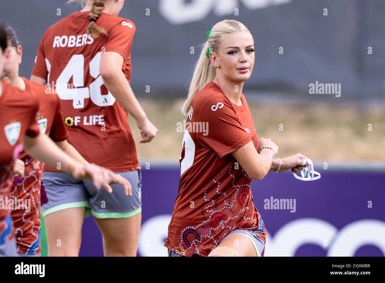 Canberra, Australien; 16. November 2024: Maja Markovski von Canberra United FC wärmt sich vor dem Ninja A-League Women Round 3 Spiel 2024/25 zwischen Canberra United FC und Adelaide United FC im McKellar Park in Canberra, Australien, 2024 auf. (Foto: Nick Strange/Fotonic/Alamy Live News) Stockfoto