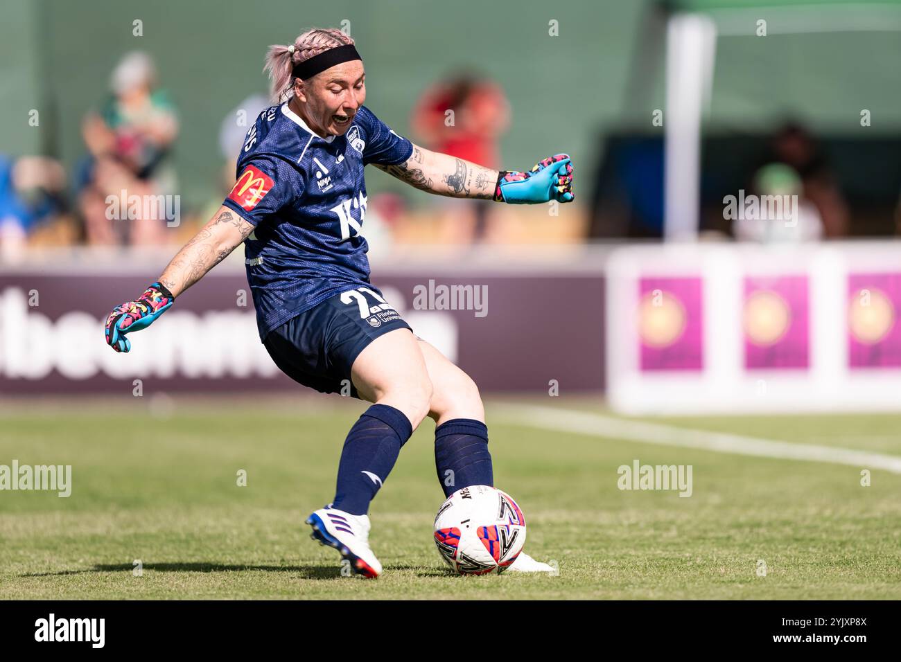 Canberra, Australien; 16. November 2024: Die Torhüterin Claudia Jenkins von Adelaide United FC räumt den Ball während des Spiels der Ninja A-League Women Round 3 2024/25 zwischen Canberra United FC und Adelaide United FC im McKellar Park in Canberra, Australien, ab 2024. (Foto: Nick Strange/Fotonic/Alamy Live News) Stockfoto