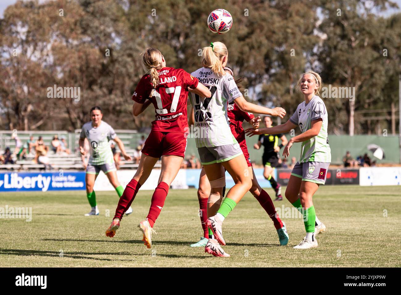 Canberra, Australien; 16. November 2024: Zoe Tolland von Adelaide United FC und Maja Markovski von Canberra United FC treten 2024/25 am 16. November 2024 im McKellar Park in Canberra, Australien, beim Spiel der Ninja A-League Women Round 3 zwischen Canberra United FC und Adelaide United FC im McKellar Park in Canberra, Australien, an. (Foto: Nick Strange/Fotonic/Alamy Live News) Stockfoto