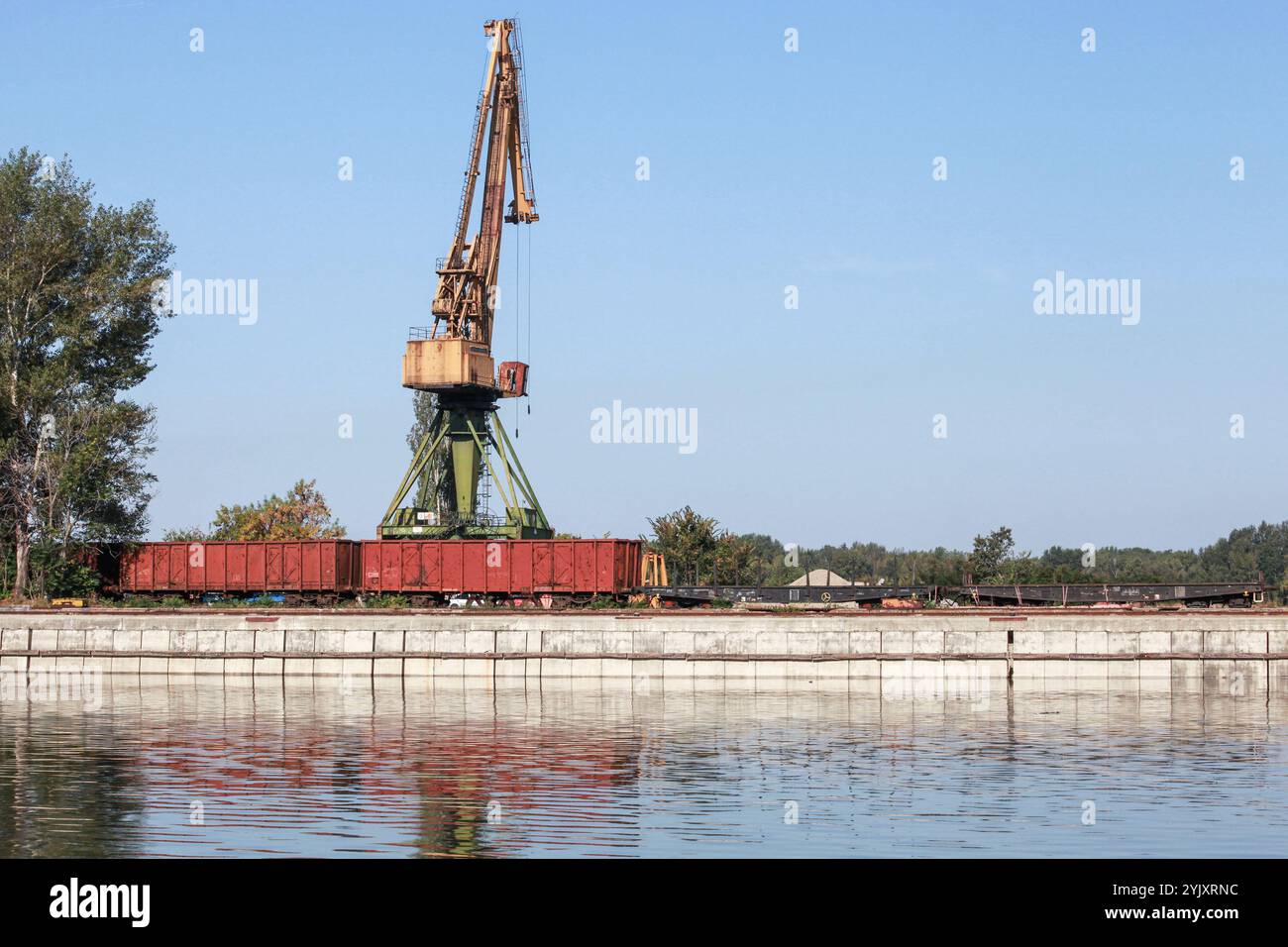 Portalkran und Güterzugwagen befinden sich an der Küste im Hafen von Russe, Bulgarien Stockfoto