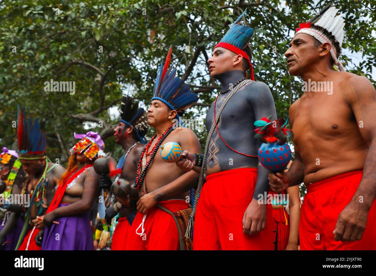 Die Guajajara tanzen traditionelle Tänze während des Wyrau'haw-Rituals im indigenen Dorf Maracan„ in Rio de Janeiro. Unter den Ureinwohnern der Guajajara ist die Wyrau'haw-Feier ein Ritus der Weiblichkeit, der Jugendlichen Mädchen zum Zeitpunkt ihrer ersten Menstruation gewidmet ist. Das indigene Dorf Maracan„ liegt in Brasilien, neben dem berühmten Maracan-„-Fußballstadion von Rio de Janeiro, was das Land für Immobilienentwickler attraktiv macht. Eine Gruppe indigener Aktivisten, die sich 2006 dort niedergelassen haben, kämpft für den Erhalt und die Verteidigung dieses Territoriums. Auf dem Asphalt, zwischen den Gebäuden, t Stockfoto