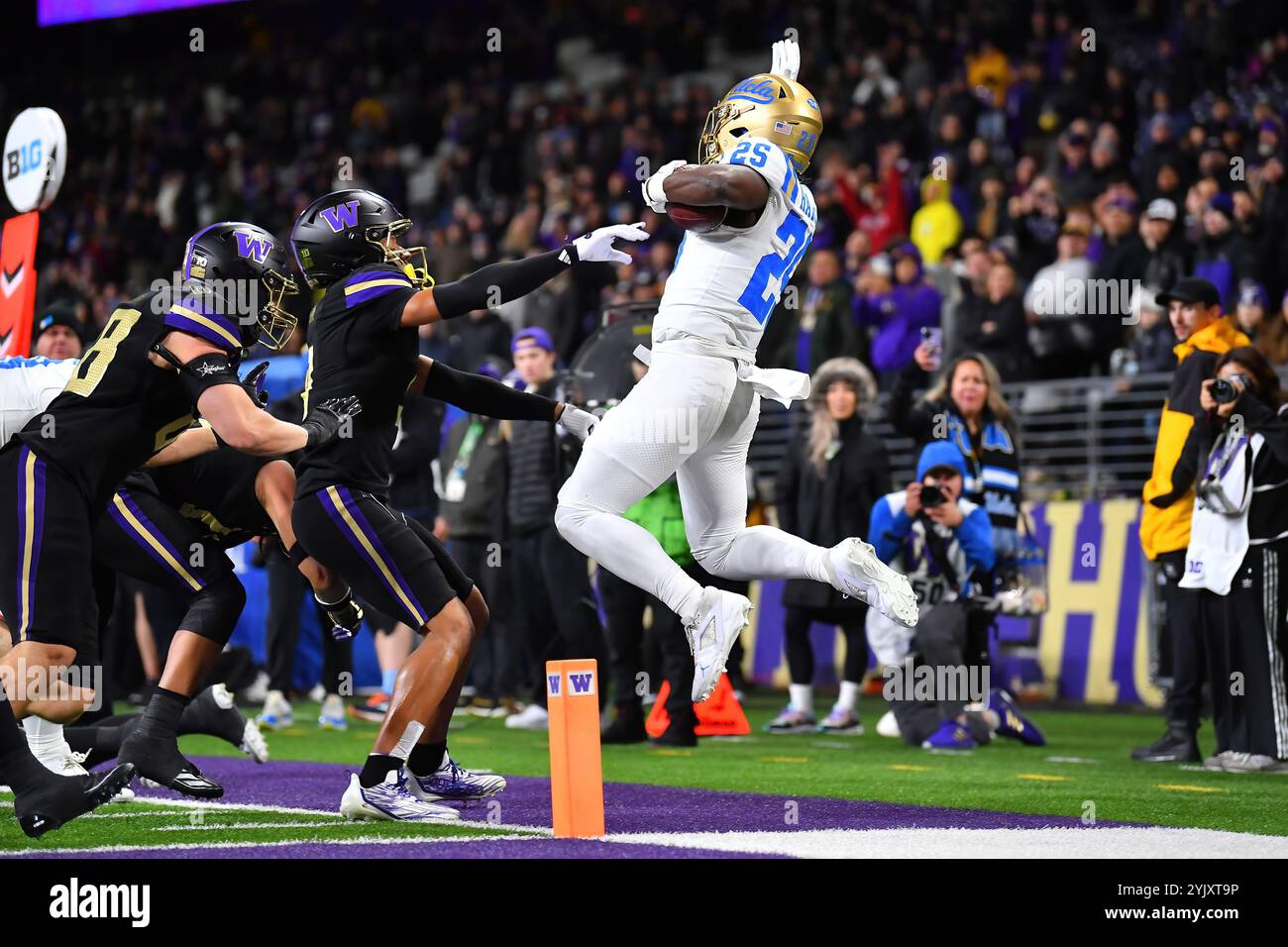 15. November 2024: Washington Huskies Cornerback Thaddeus Dixon (9) schiebt UCLA Bruins aus dem Ruder, bevor er die Torlinie während des NCAA Football-Spiels zwischen den UCLA Bruins und den Washington Huskies in Seattle, Washington, überquert. Washington besiegte die UCLA mit 31:19. Steve Faber/CSM Stockfoto