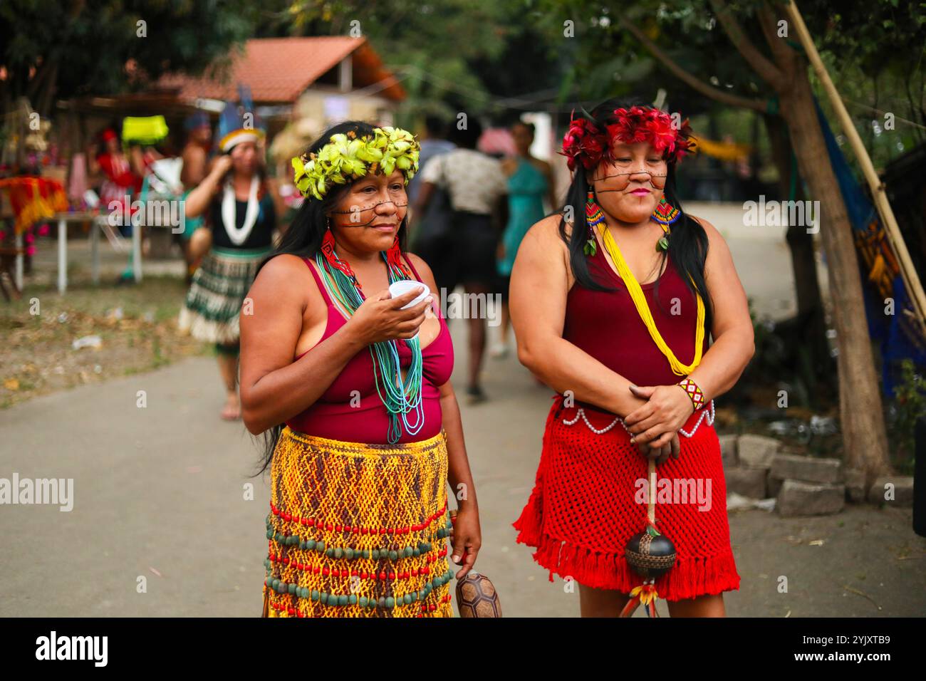 Rio De Janeiro, Brasilien. Oktober 2022. Zwei indigene Frauen nehmen an der Wyrau'haw-Feier Teil. Das Ritual in Rio de Janeiro bringt Menschen aus Dörfern aus ganz Brasilien zusammen. Unter den Ureinwohnern der Guajajara ist die Wyrau'haw-Feier ein Ritus der Weiblichkeit, der Jugendlichen Mädchen zum Zeitpunkt ihrer ersten Menstruation gewidmet ist. Das indigene Dorf Maracan'' befindet sich in Brasilien, neben dem berühmten Maracan''' Fußballstadion von Rio de Janeiro, was das Land für Immobilienentwickler attraktiv macht. Eine Gruppe indigener Aktivisten, die sich 2006 dort niedergelassen haben, kämpft für den Aufenthalt und die d Stockfoto