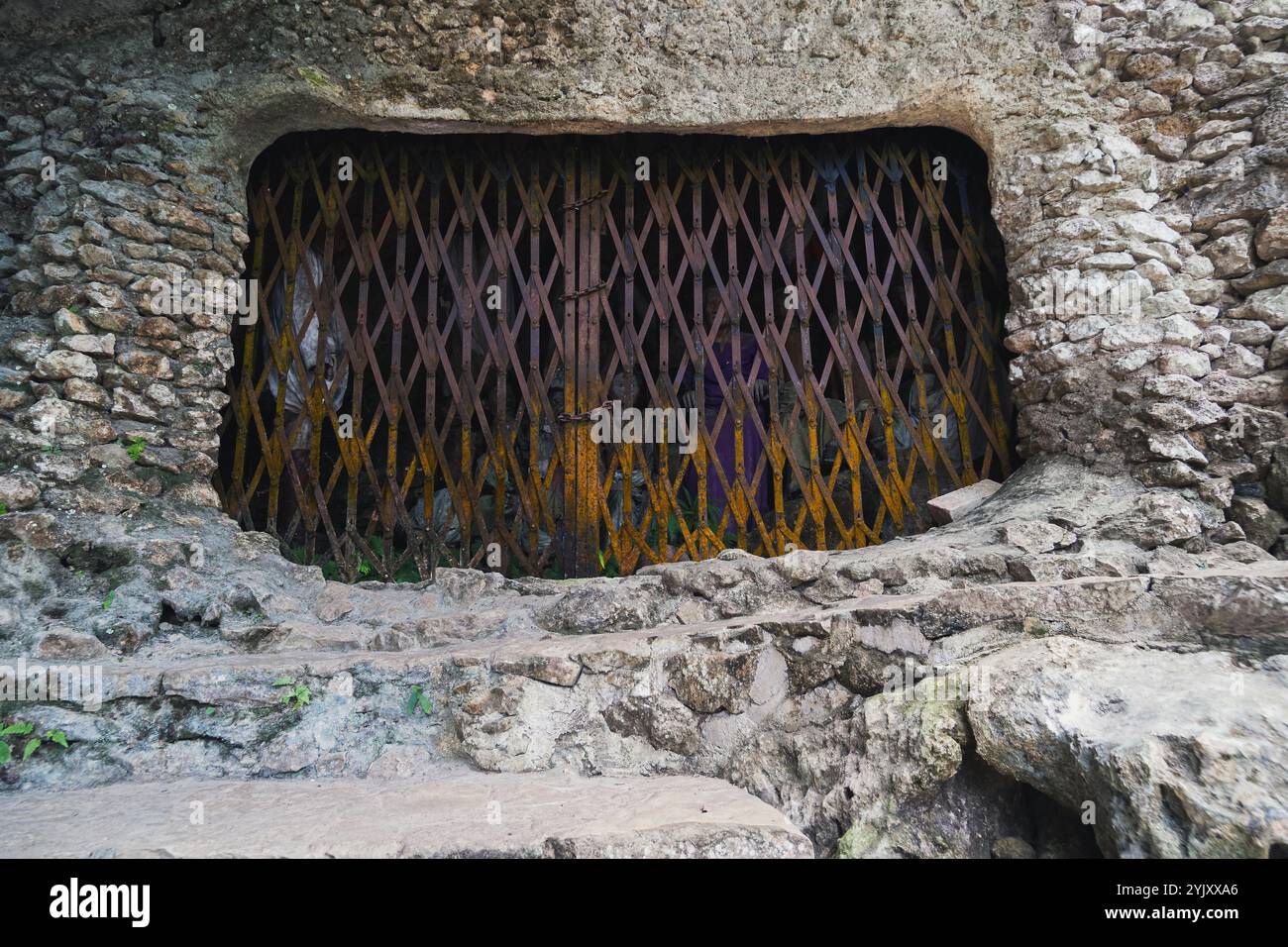 In einer Grabhöhle, die eingezäunt ist, befindet sich eine Puppe, die dem ursprünglichen Aussehen der Person ähnelt, als sie noch am Leben war, auf Buntu Kesu Stockfoto