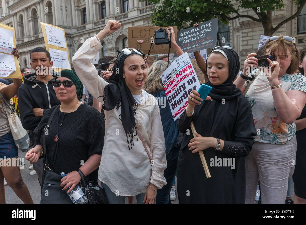 London, Großbritannien. Juni 2017. Nachdem sich einige Demonstranten zu den Toren der Downing Street bewegt hatten, standen Movement for Justice Demonstranten vor der Polizei und drängten die anderen, weiter zu gehen. Sie hielten dann eine kurze Kundgebung mitten in Whitehall ab, um die Demonstranten von der Polizei zu locken, bevor ein Konsens beschloss, zum Parliament Square zu übergehen, wo der marsch mitten auf der Straße endete. Dort gab es weitere Reden und Chöre, während die Demonstranten die Anfragen der Polizei ignorierten, die Straße zu räumen. Nach etwa 20 Minuten zogen die meisten Demonstranten wie gewünscht auf das Gras des Parliament Square Stockfoto