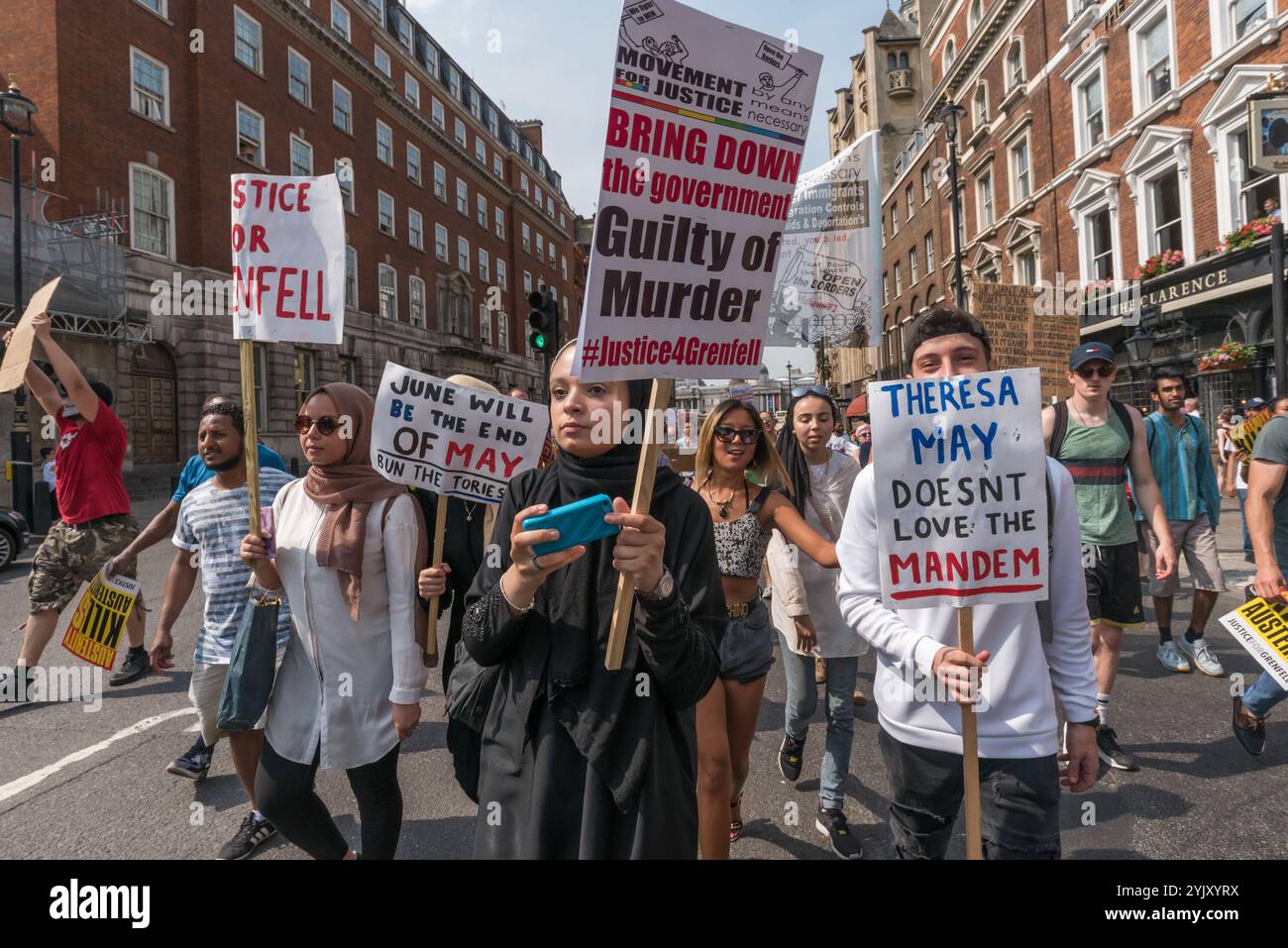 London, Großbritannien. Juni 2017. Andere hatten sich Movement for Justice's 5 Mile march von Shepherds Bush angeschlossen, bevor sie Whitehall erreichte. Als sie an der Downing Street vorbeifuhr, stieg eine kleine Gruppe auf die Polizeilinie vor den Toren zu. Andere Demonstranten zogen sie zurück und einige der Organisatoren des marsches bildeten eine Linie zwischen Demonstranten und Polizei, die die Demonstranten dazu drängten, einen zu bewegen. Sie hielten dann eine kurze Kundgebung mitten in Whitehall ab, bevor ein Konsens beschloss, zum Parliament Square zu übergehen, wo der marsch mitten auf der Straße endete. Dort gab es weitere Reden und Chöre mit den Demonstranten ig Stockfoto