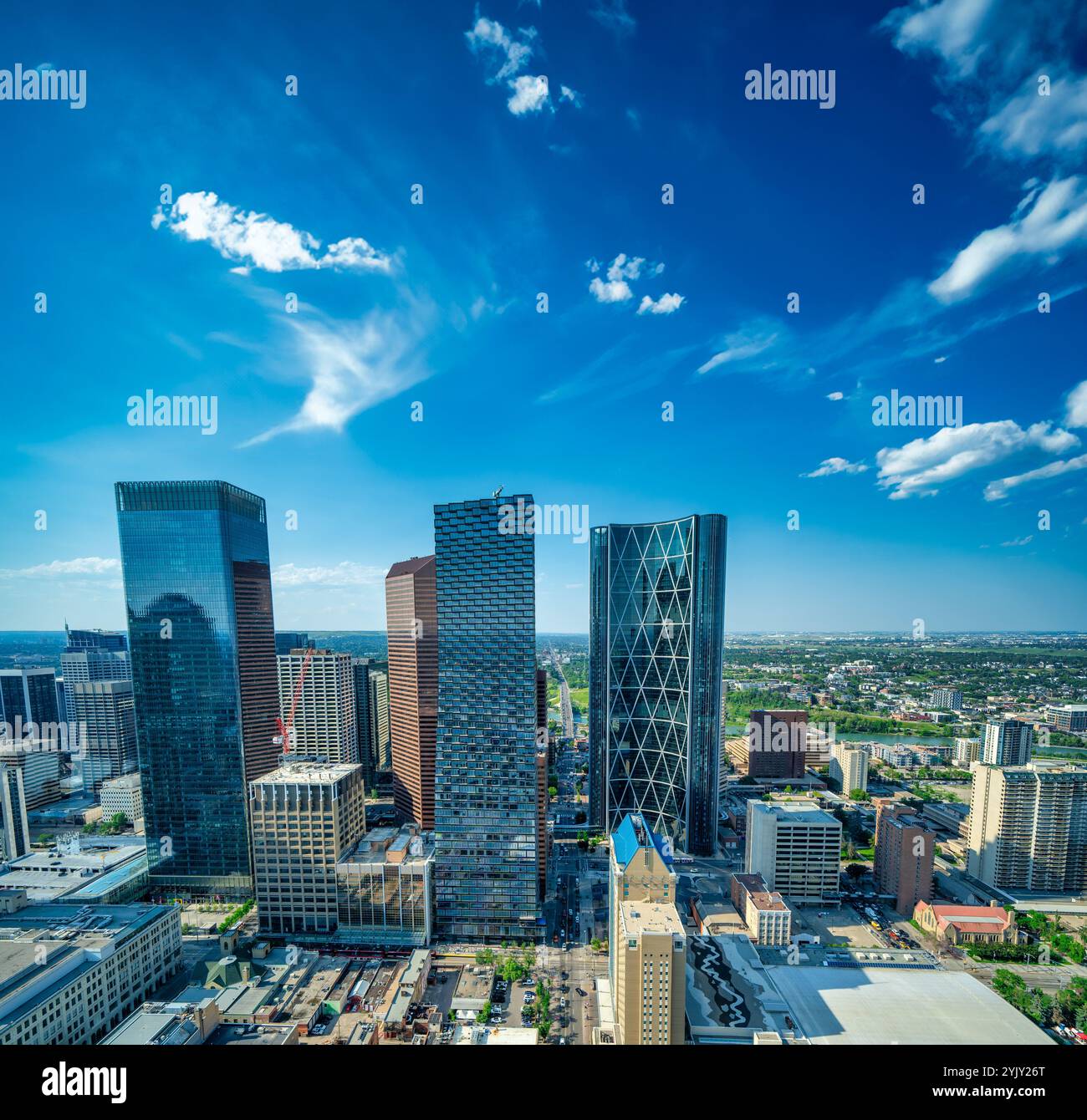 Wolkenkratzer in Downtown Calgary von den Straßen der Stadt an einem sonnigen Tag, Alberta - Kanada. Stockfoto