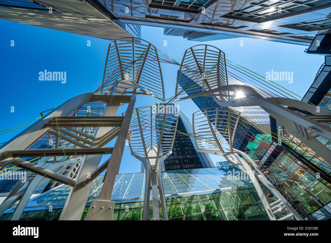 Wolkenkratzer in Downtown Calgary von den Straßen der Stadt an einem sonnigen Tag, Alberta - Kanada. Stockfoto