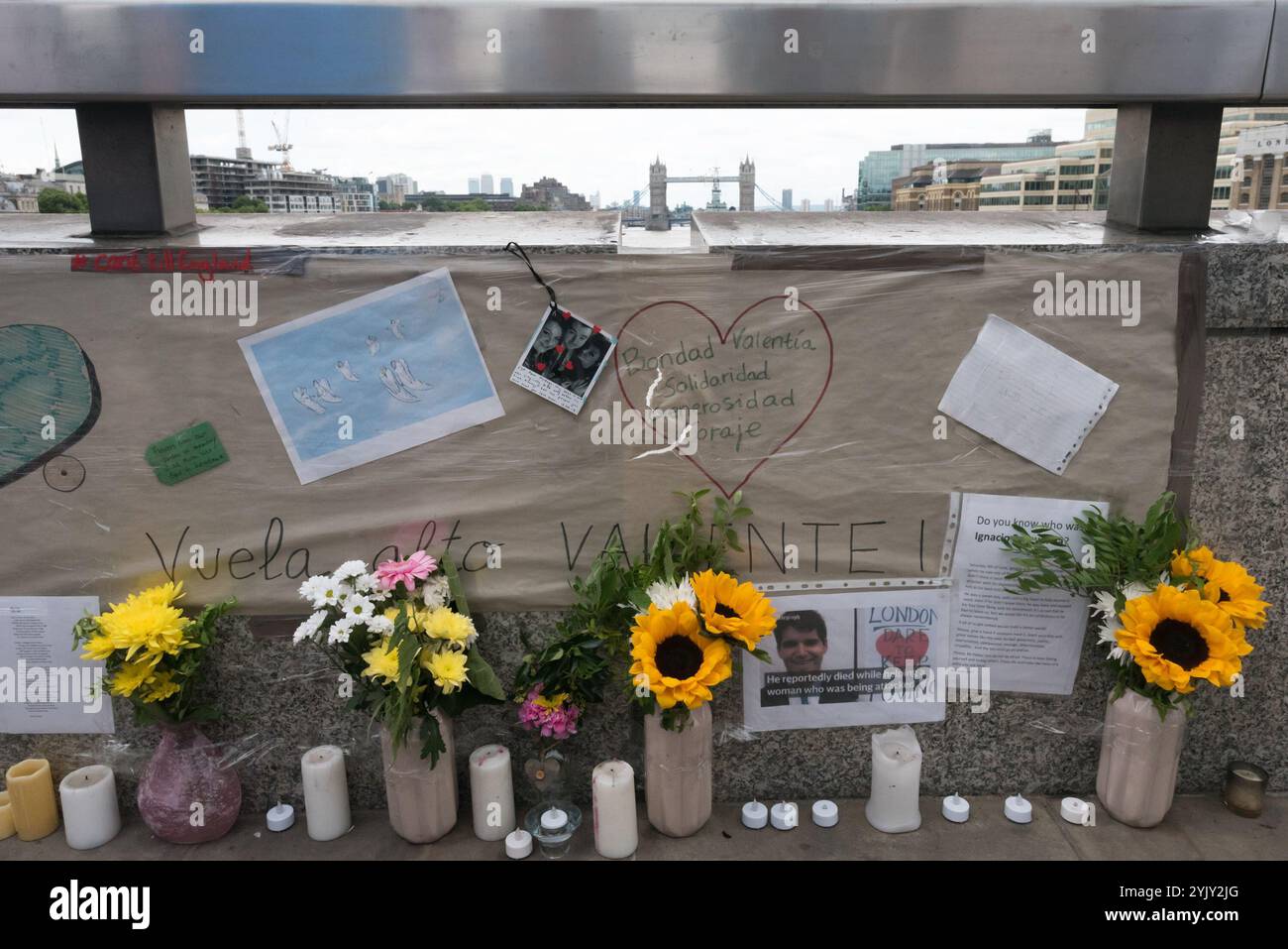 London, Großbritannien. September 2017. Tribut und Blumen, die an die Ermordeten des Angriffs auf die London Bridge erinnern, bleiben auf der London Bridge und am südlichen Ende Die meisten Blumen sind inzwischen verblasst. Stockfoto