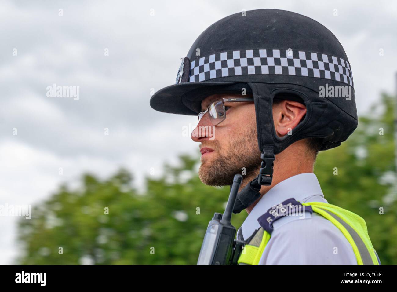 Polizei zu Pferd neben Touristen, die den Wachwechsel beobachten. London.1 Stockfoto